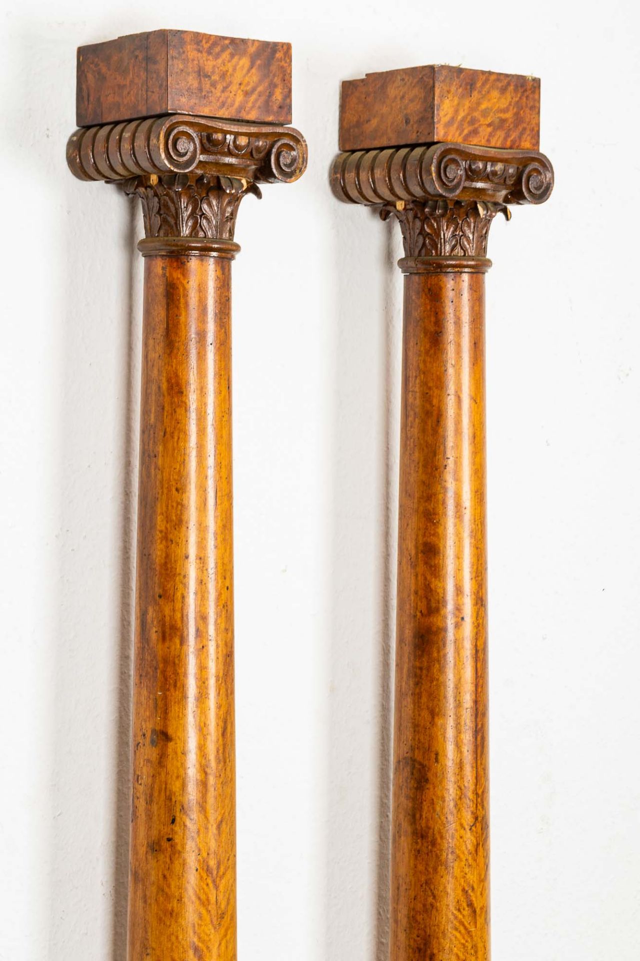 Paar Säulen in klassizistischer Manier, um 1800/20, Birke massiv und furniert, - Image 3 of 13