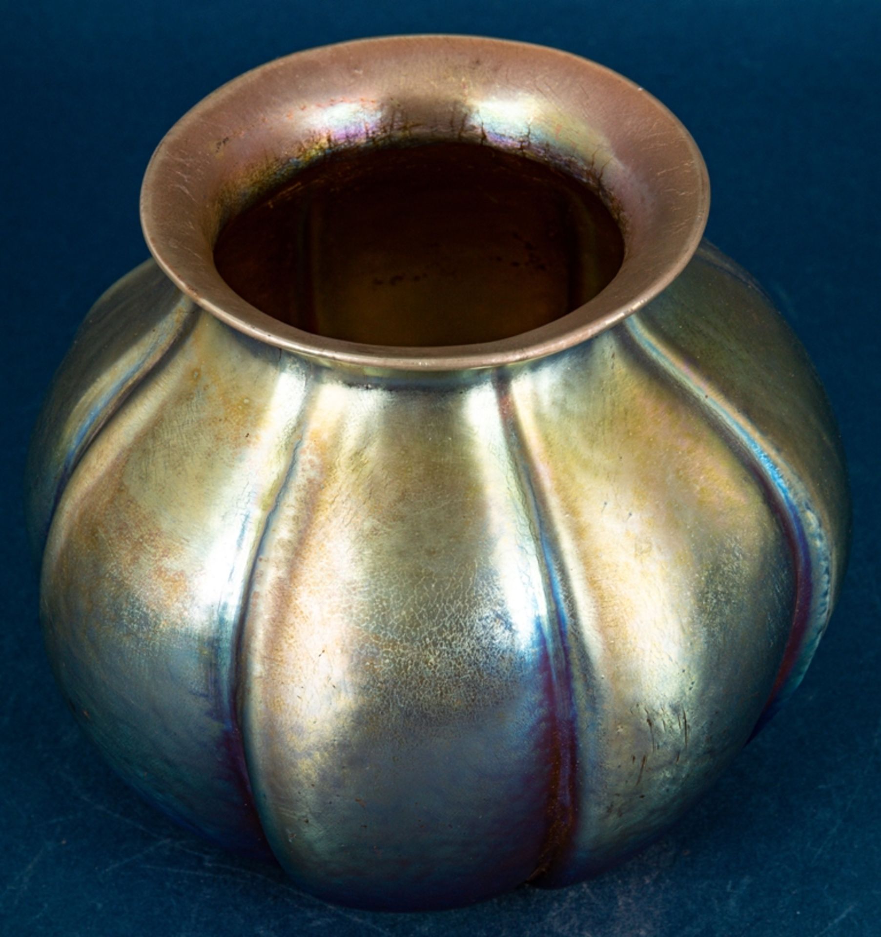 Irisierende Glasvase, WMF ?, Mitte 20. Jhd., Höhe ca. 15 cm, Durchmesser ca. 1 - Image 3 of 7