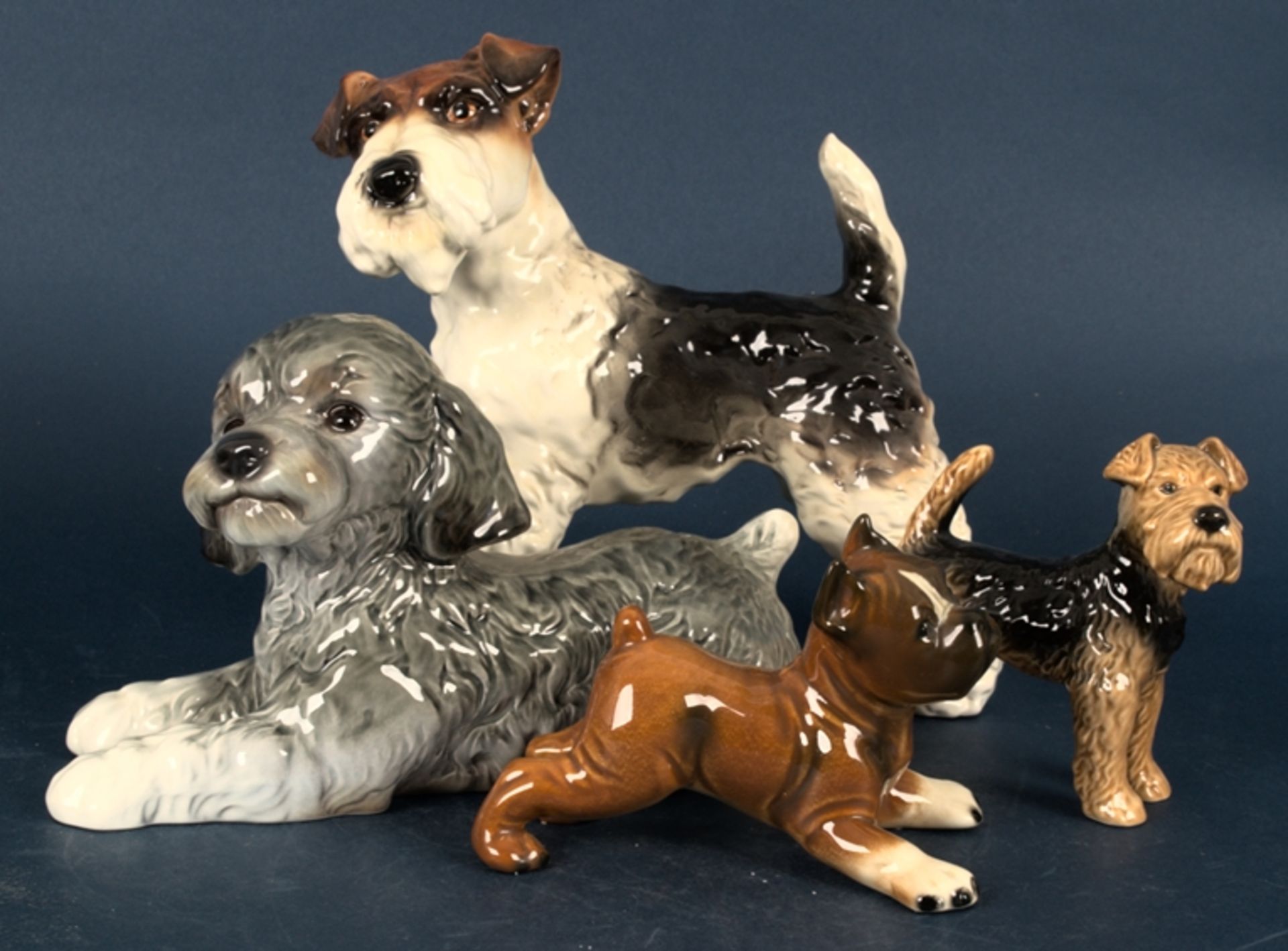 4 versch. Hundefiguren, u. a. von Goebel, Längen von ca. 14,5 bis ca. 23 cm. V