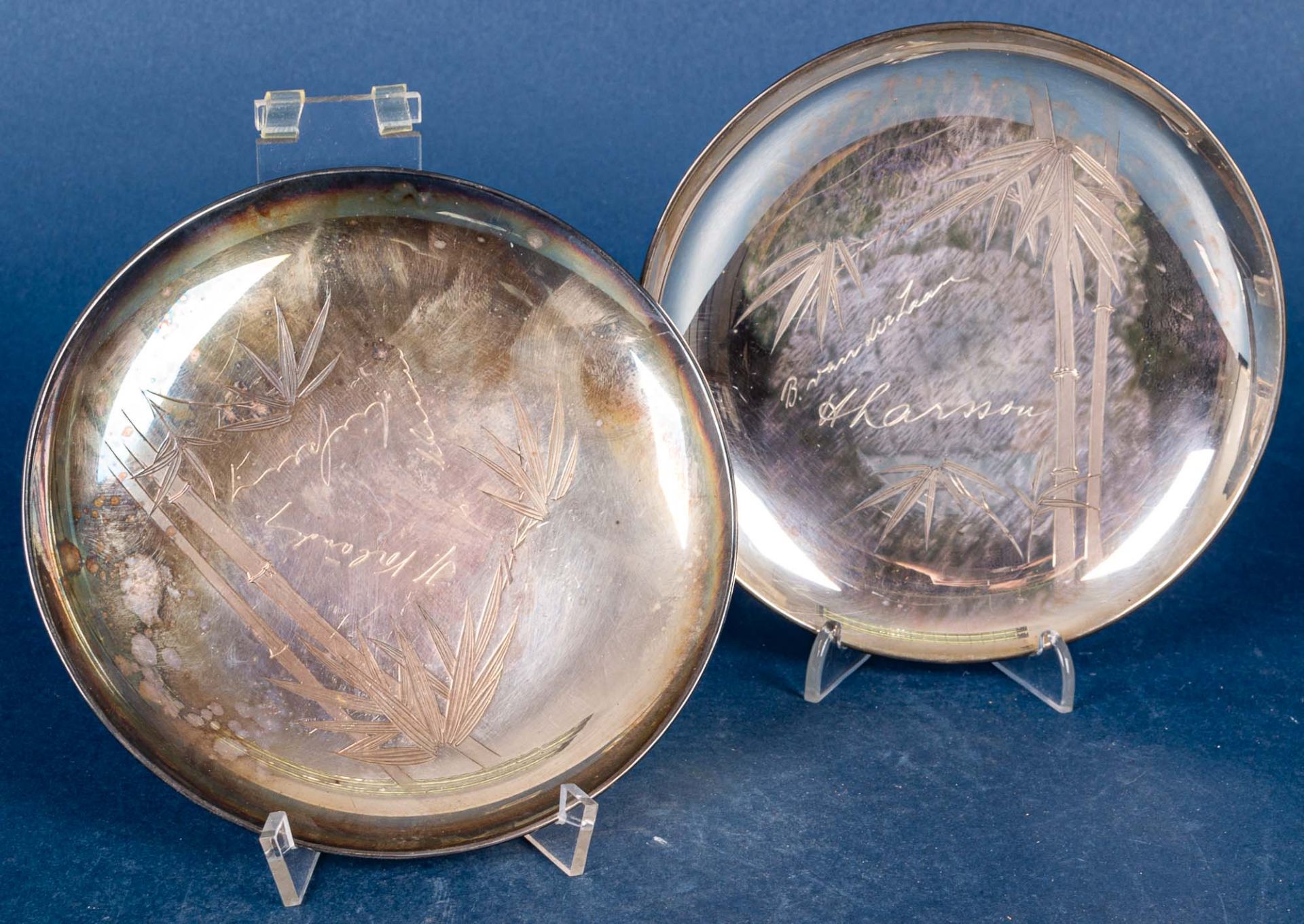 2 flache, runde Teller, 970er Silber, zusammen ca. 297 gr., Durchmesser ca. 15