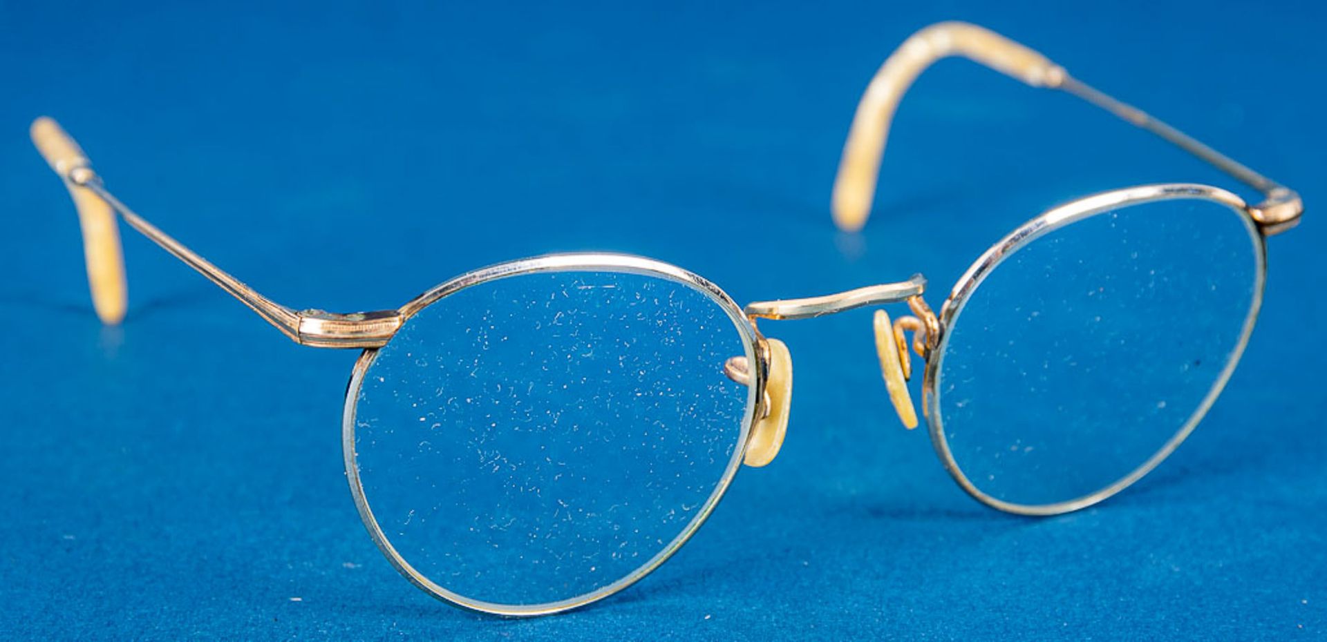 Altes Brillengestell, Mitte 20. Jhd., vergoldet, guter getragener Erhalt. Bügel - Image 6 of 8
