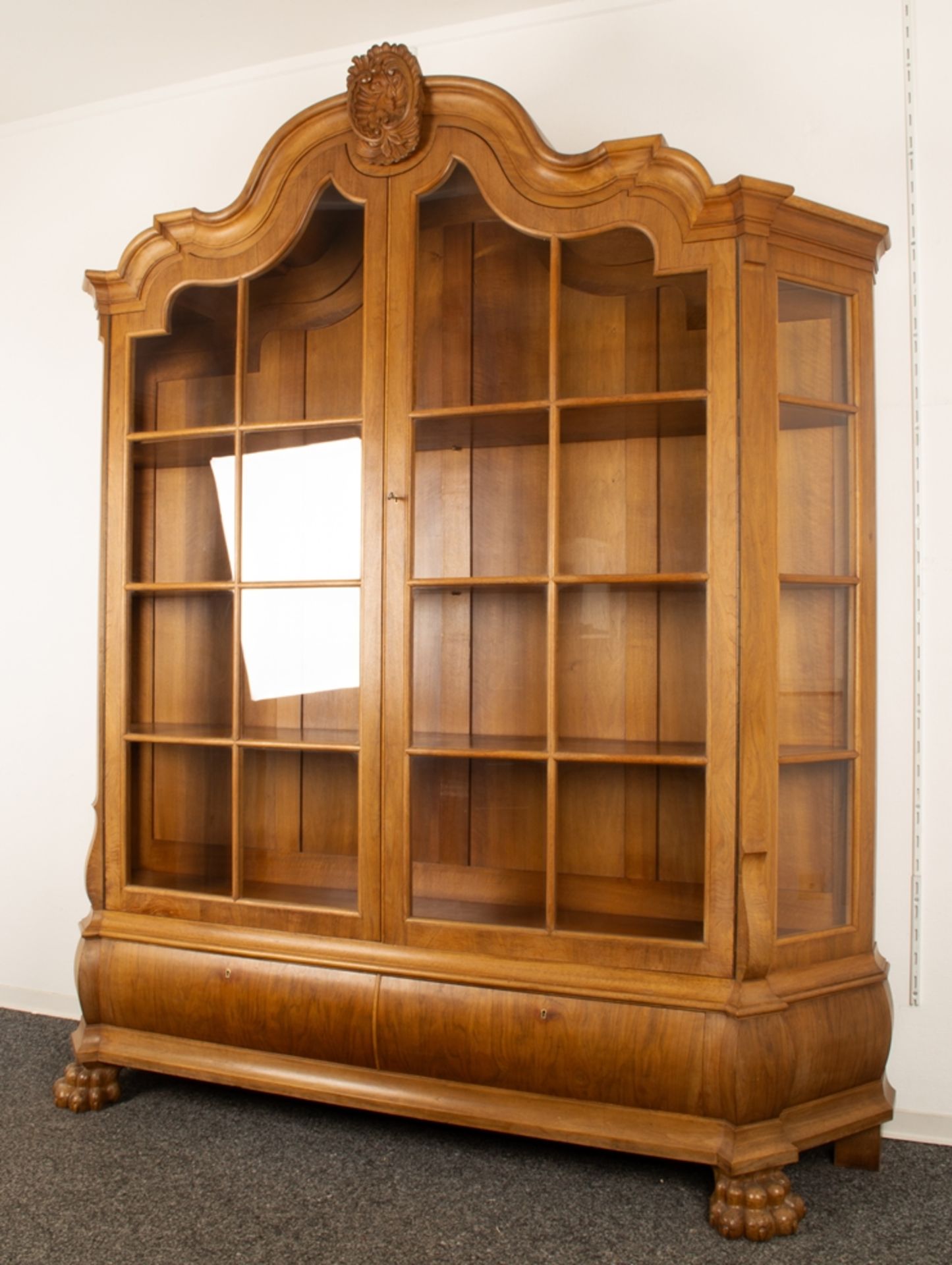 Großer, zweitüriger Bücherschrank, Barockstil, 2. Drittel 20. Jhd., Nussbaum ma - Image 9 of 10