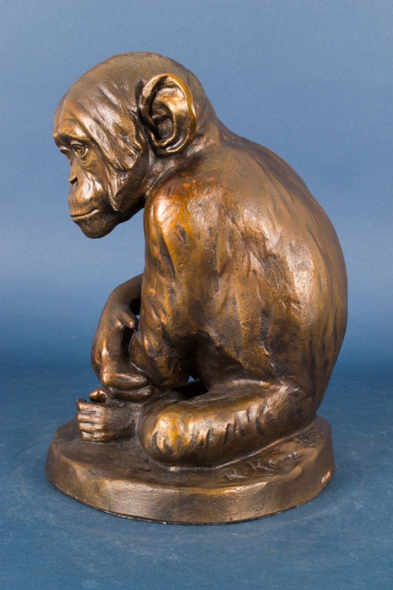 "Sitzender Schimpanse" - Bronzierte Steingussplastik eines sitzenden, sinnieren - Image 5 of 7