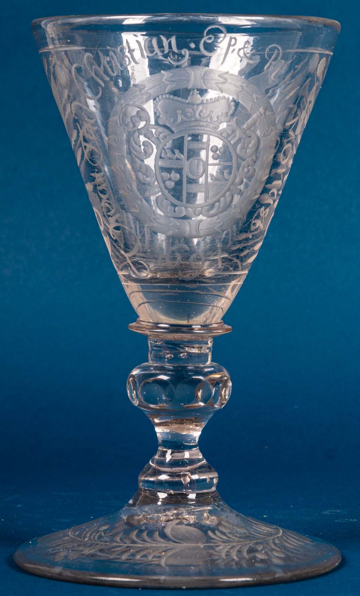 Trichterpokal, graustichiges Glas mit Abriss. Auf leicht hochgezogenem Scheiben