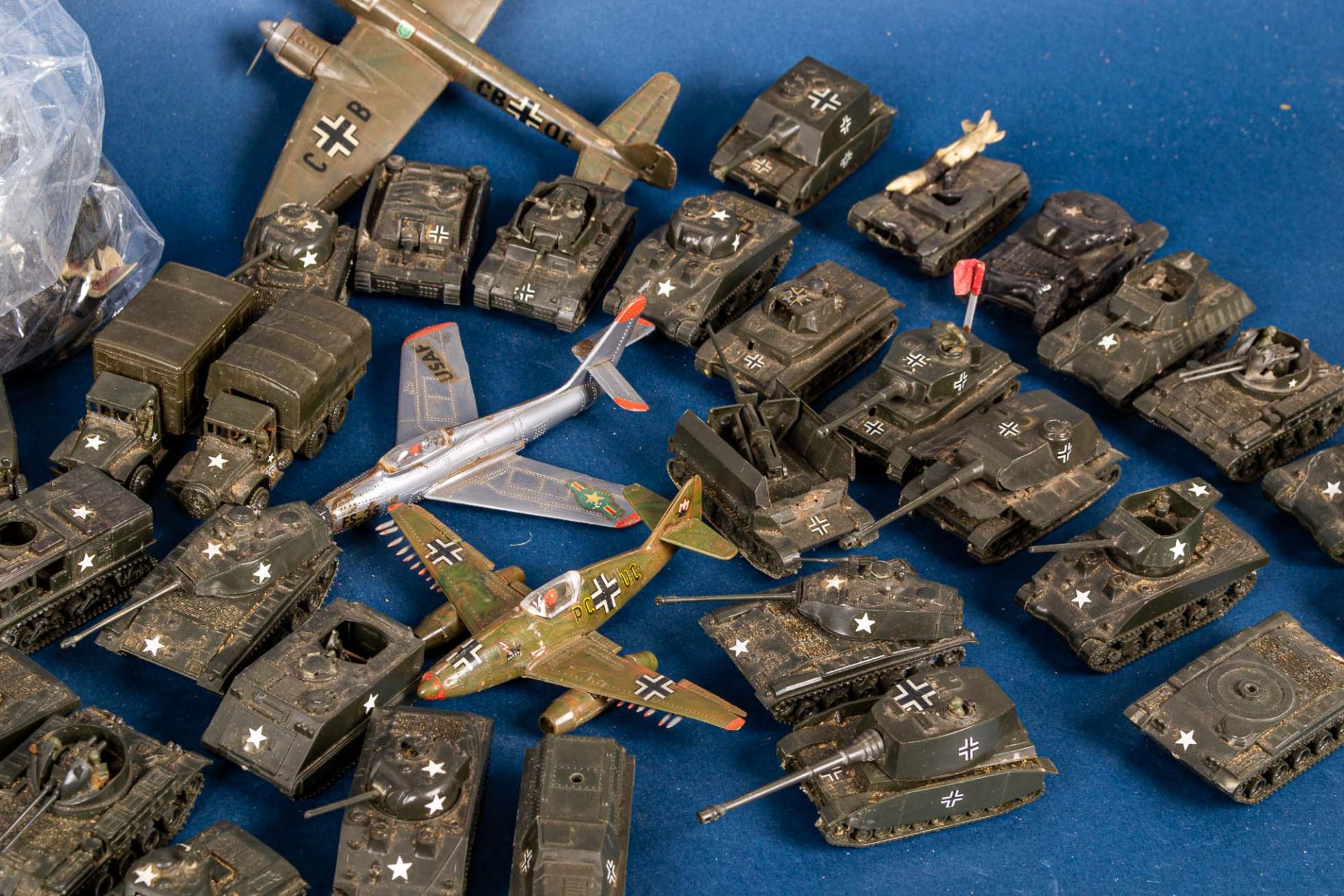 Ca. 90teilige Sammlung militärischer Fahrzeuge und Flugzeuge aus Kunststoff für - Image 4 of 7