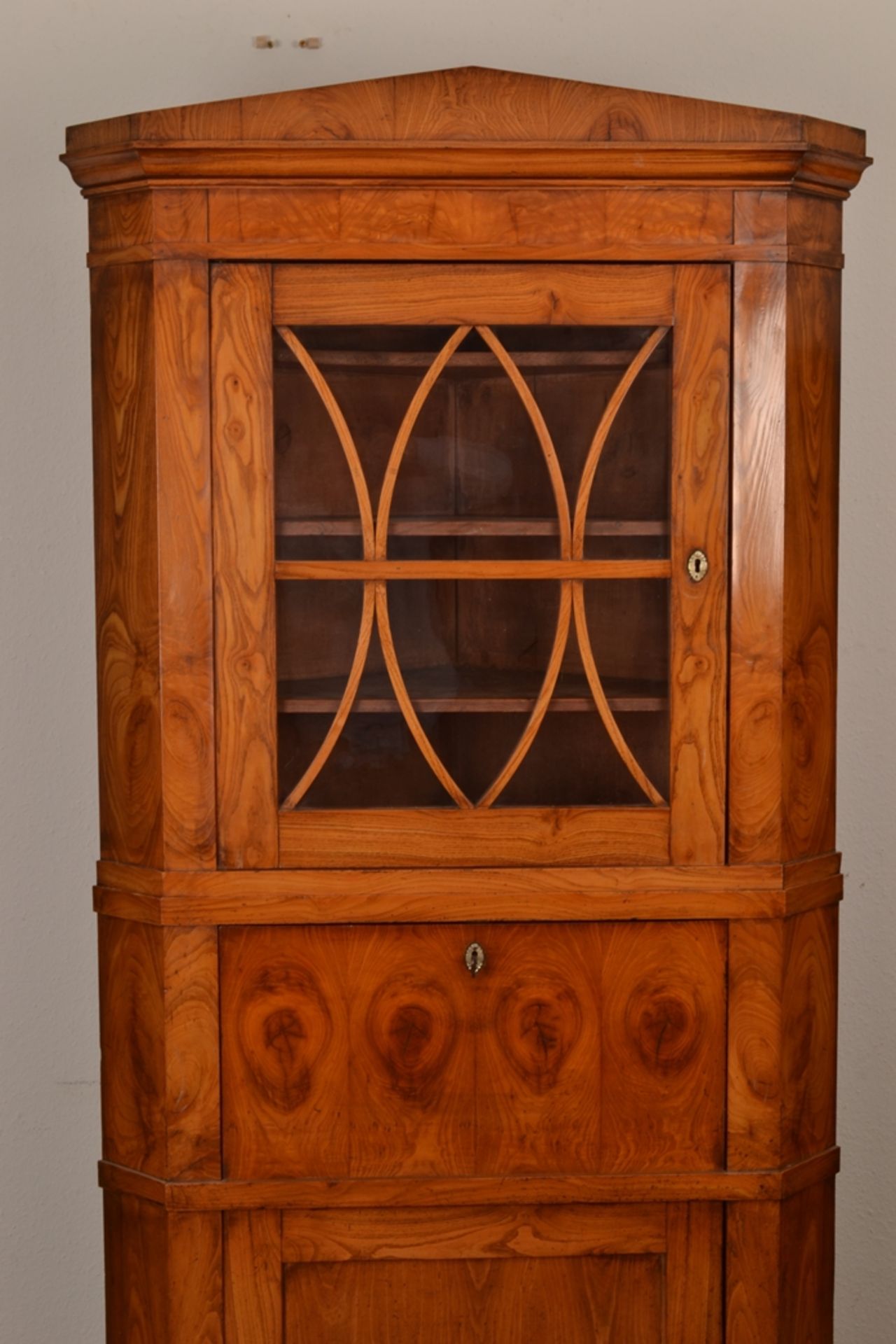 Antiker Eckvitrinenschrank/Eckschrank mit orig. Versprossung. Norddeutsches Bie - Image 9 of 25