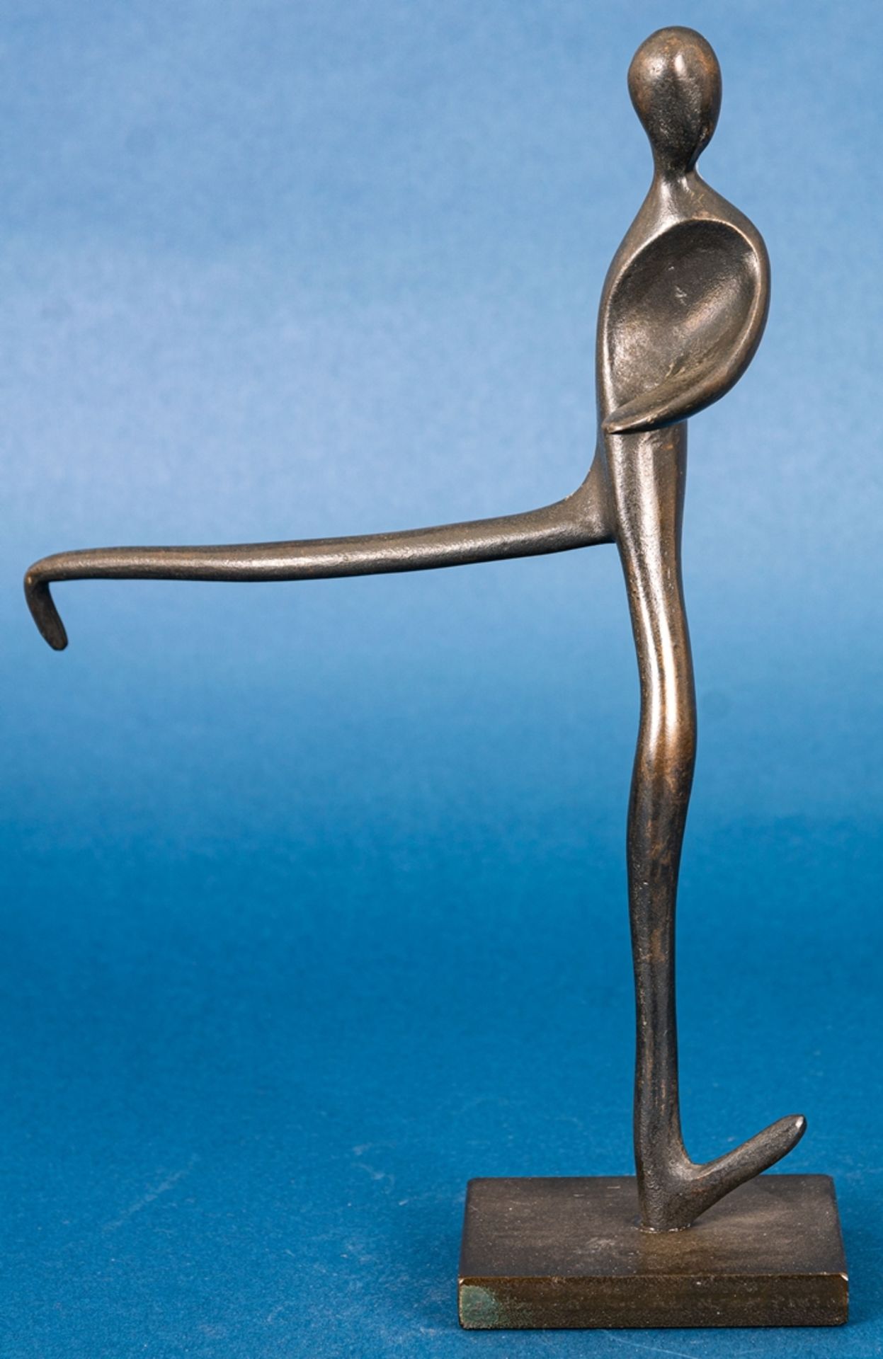 "EDO" - auf Podeste laufende modernisistische Figur "Läufer", Bronze braun pati