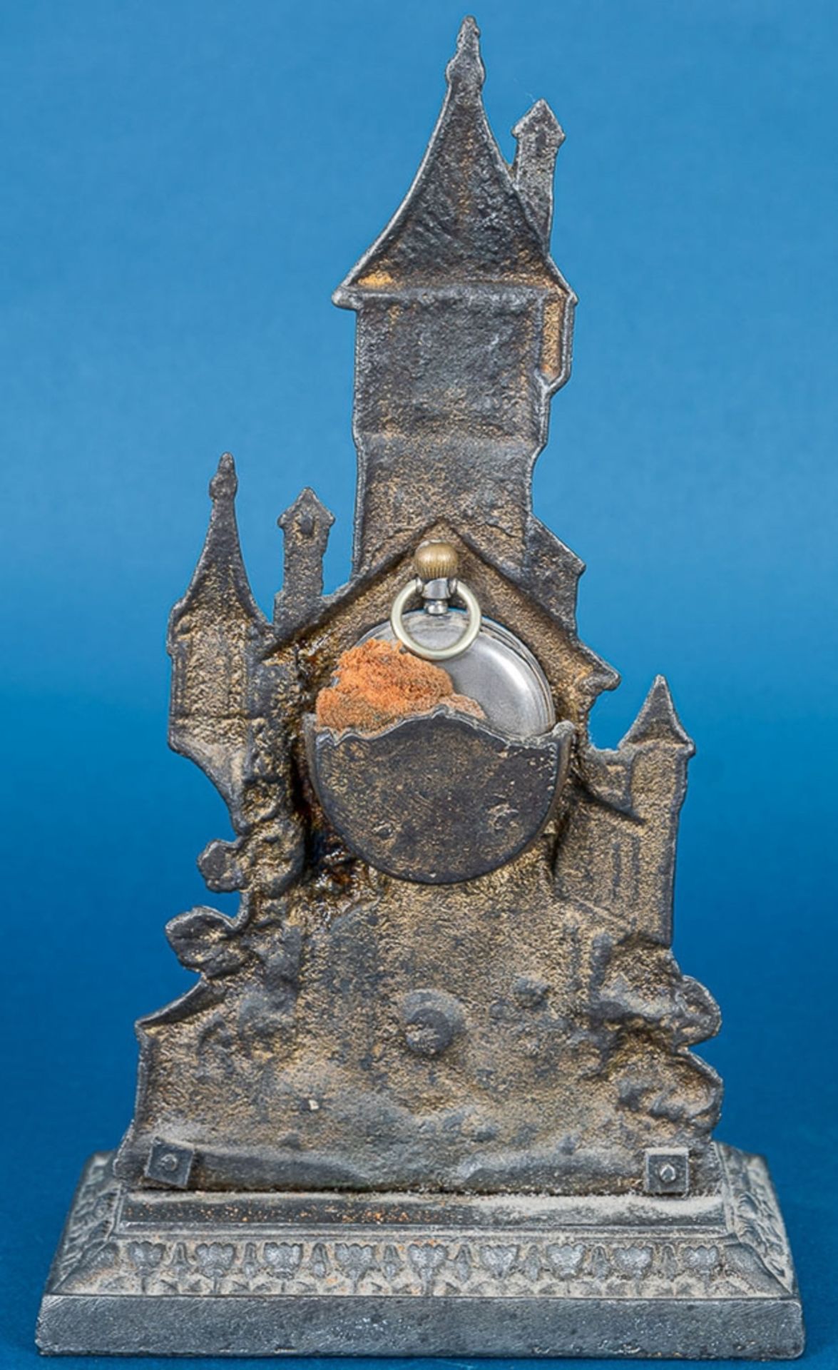 Antiker Taschenuhrenständer aus Eisenguss mit antiker, offener Herrentaschenuhr - Image 4 of 11