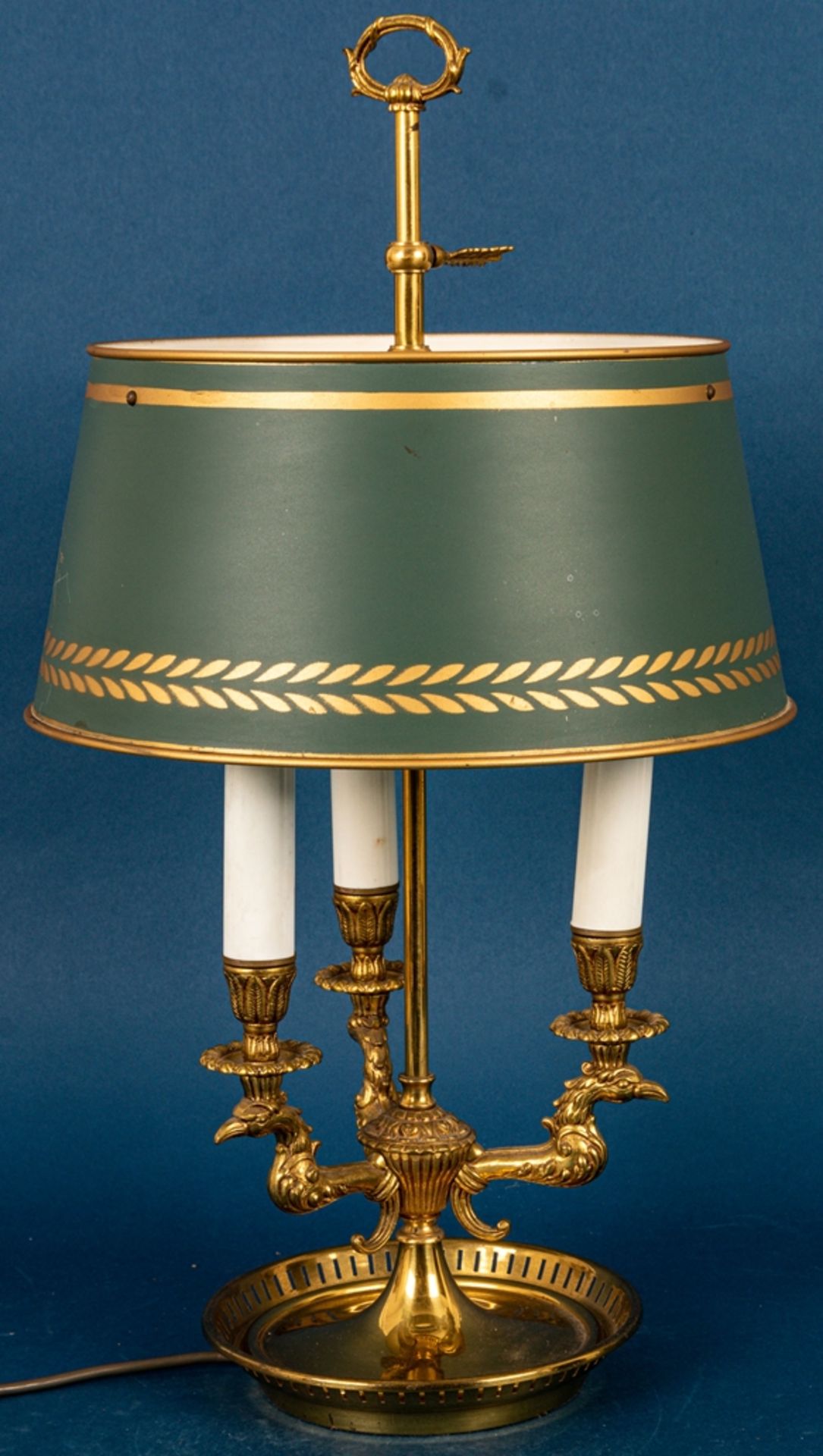 Stilvolle dreiarmige Tischlampe im engl. Stil, grün-gold staffierter Metalllamp