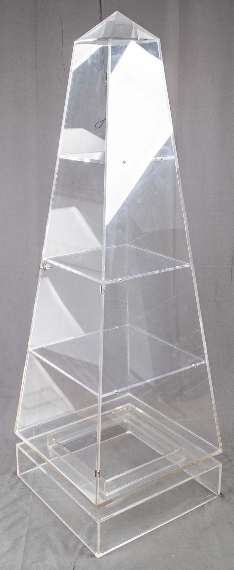 Plexiglas-Pyramide als Sammlungsvitrine/Schauvitrine, geschliffener Prismenabsc