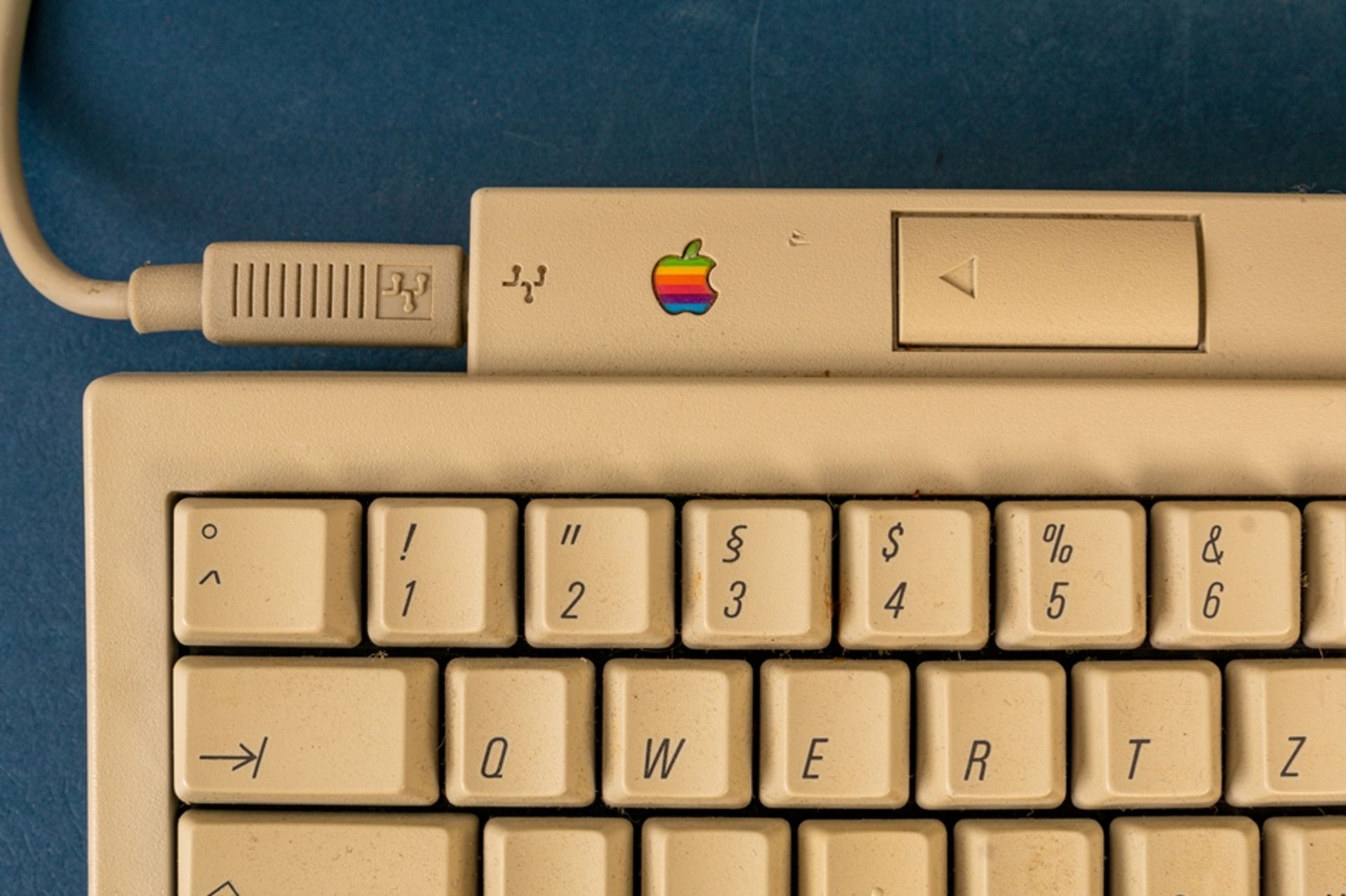 MAC INTOSH CLASSIC der frühen 1990er Jahre mit Tastatur, ungeprüft. Geräteno. C - Bild 4 aus 6