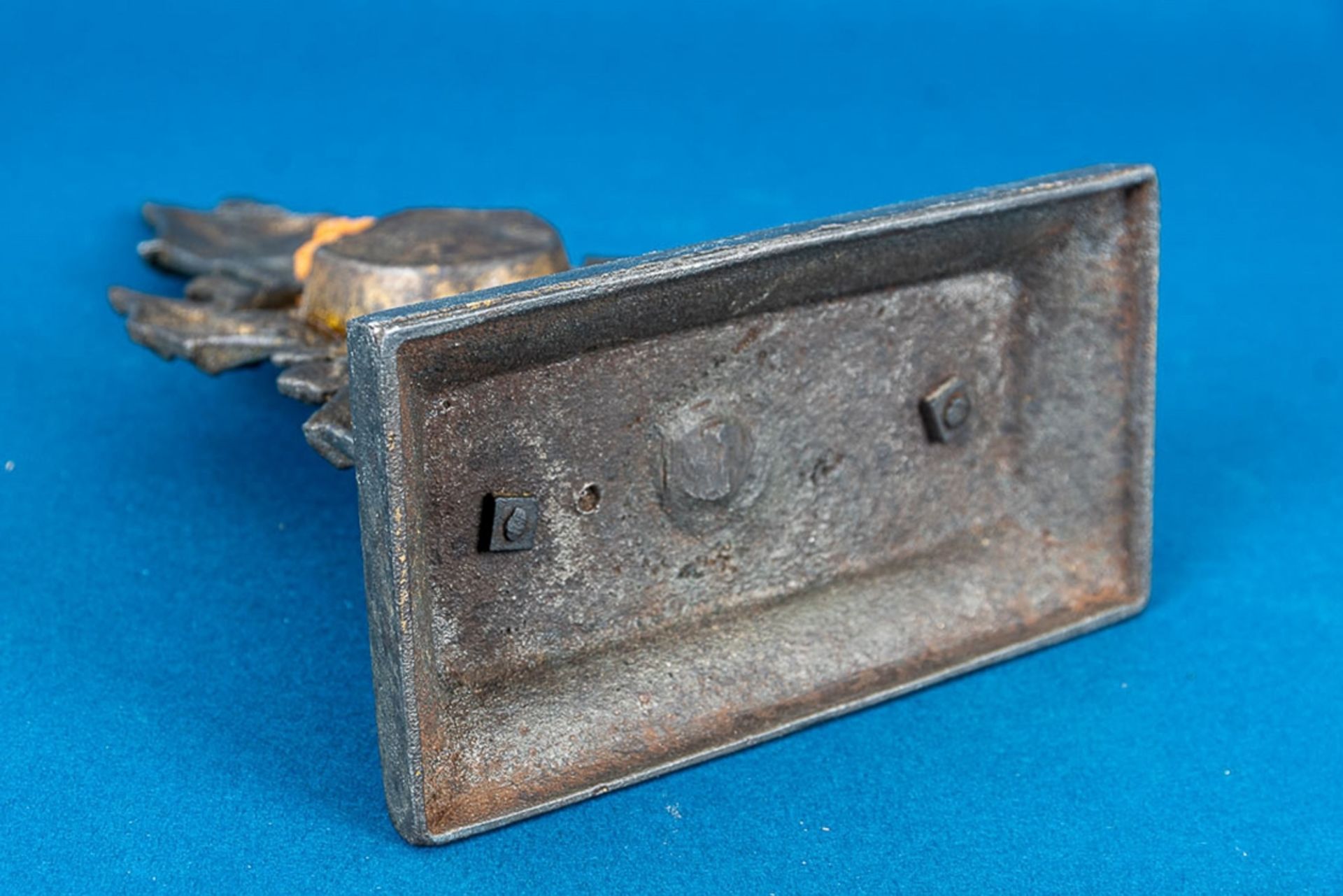 Antiker Taschenuhrenständer aus Eisenguss mit antiker, offener Herrentaschenuhr - Image 8 of 11