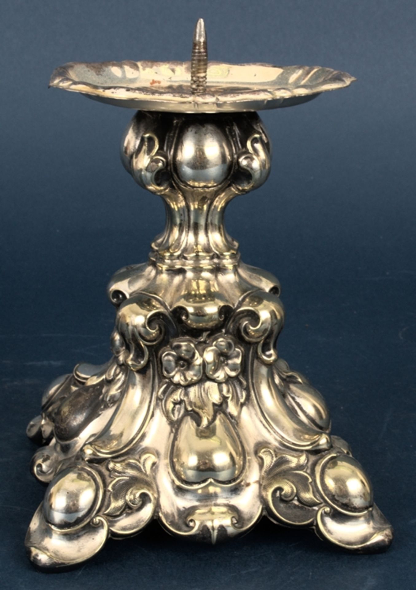 Einflammiger Kerzenleuchter in Barockmanier, versilbertes Metall, Versilberung - Image 2 of 6