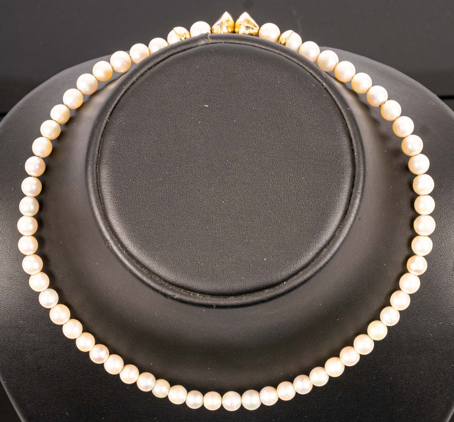 Zeitlos elegante Perlenkette mit extravagantem 750er Gelbgold-Drehverschluss, L
