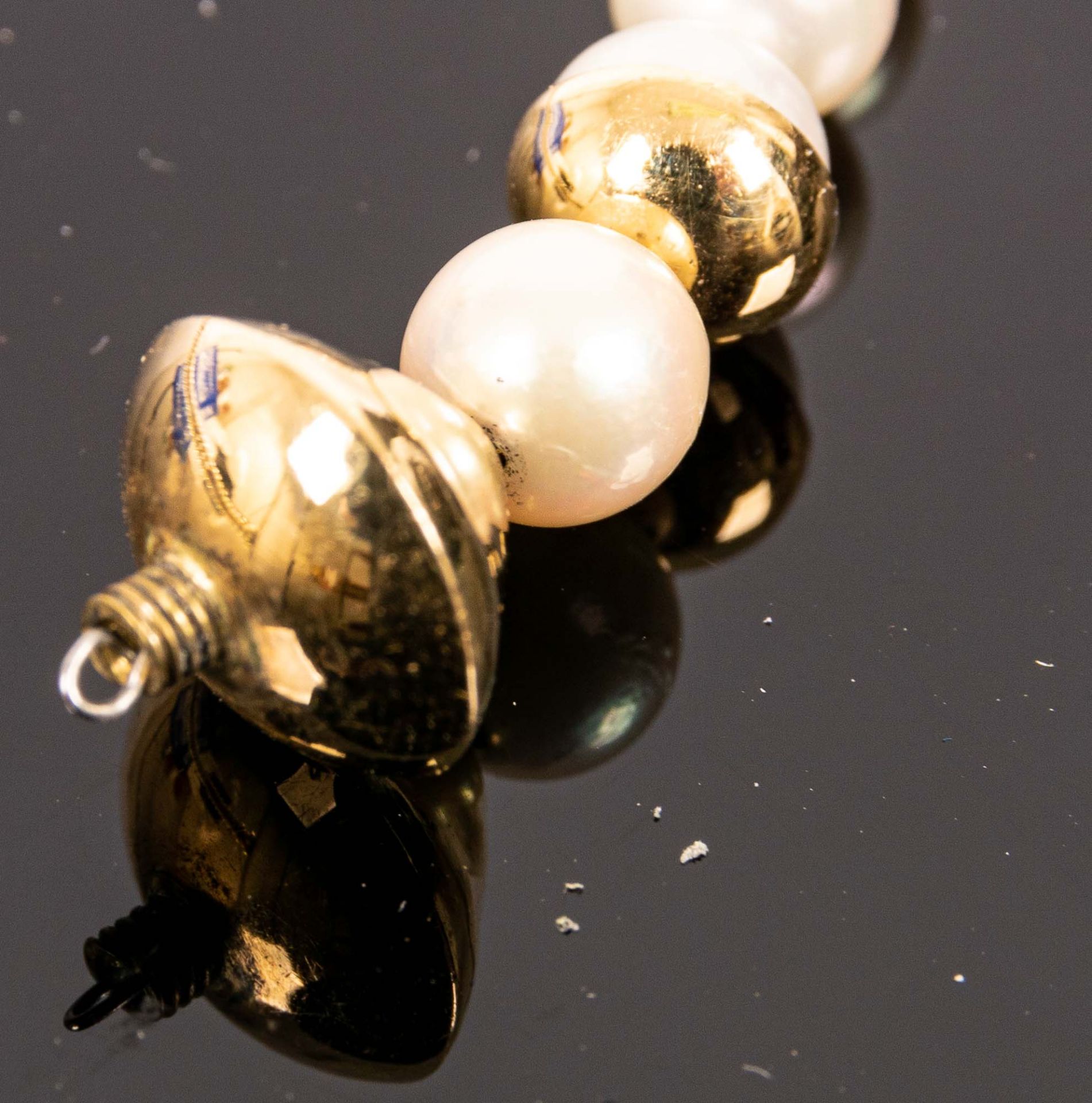 Zeitlos elegante Perlenkette mit extravagantem 750er Gelbgold-Drehverschluss, L - Bild 6 aus 6