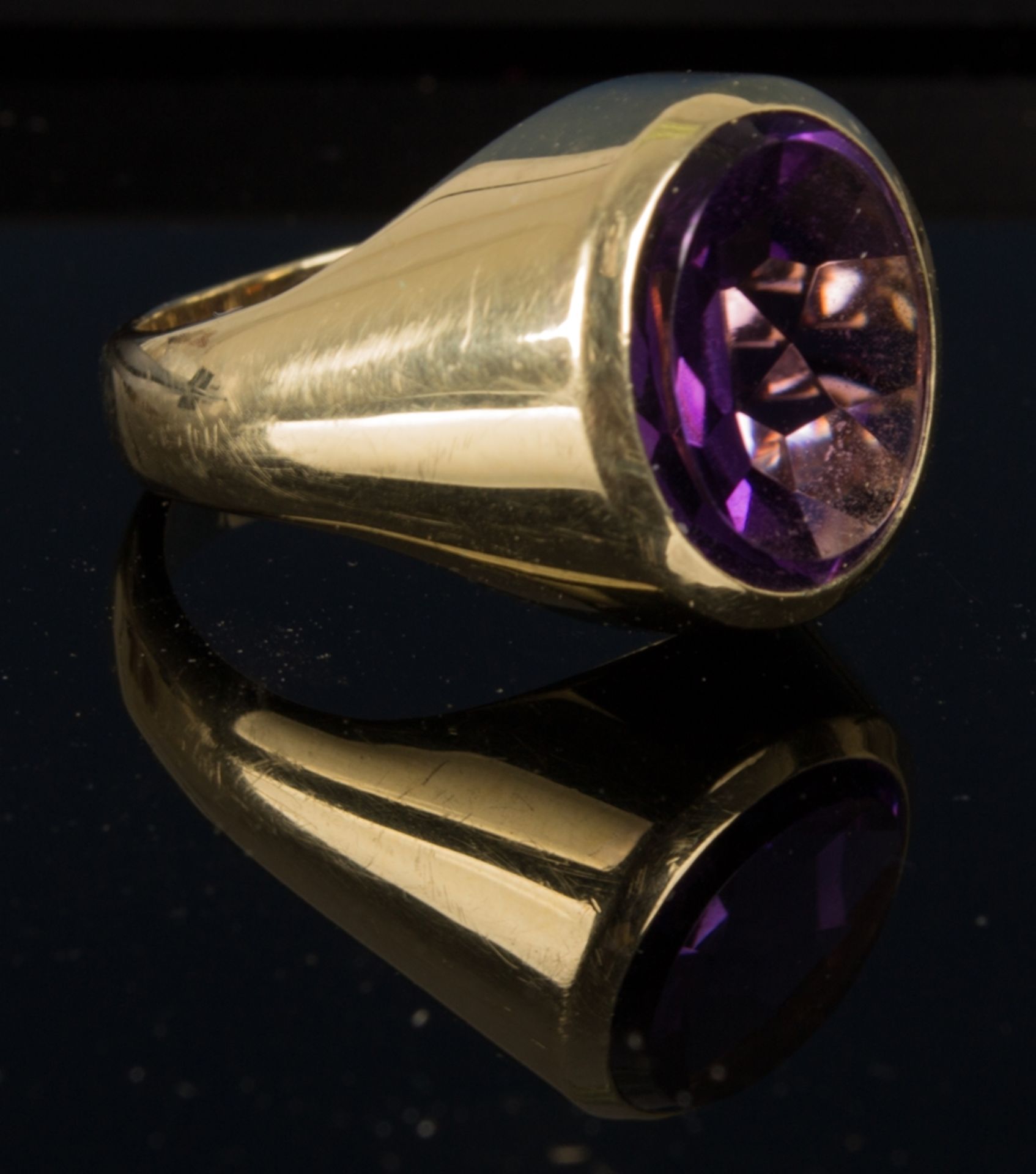 Eleganter 585er Gelbgold Herrenring mit Amethyst Cabochon. Ringinnendurchmesser