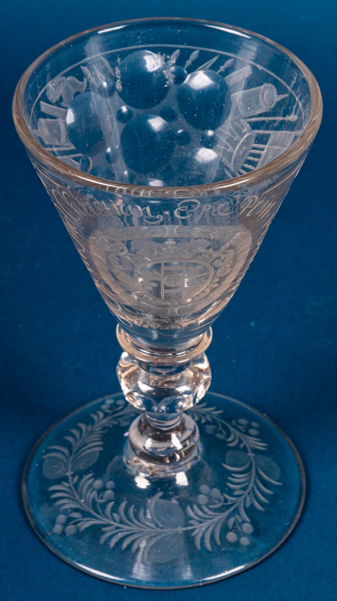 Trichterpokal, graustichiges Glas mit Abriss. Auf leicht hochgezogenem Scheiben - Image 2 of 8