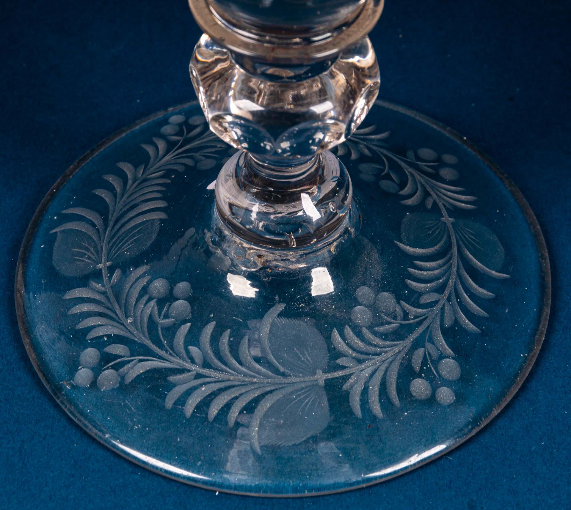 Trichterpokal, graustichiges Glas mit Abriss. Auf leicht hochgezogenem Scheiben - Image 3 of 8