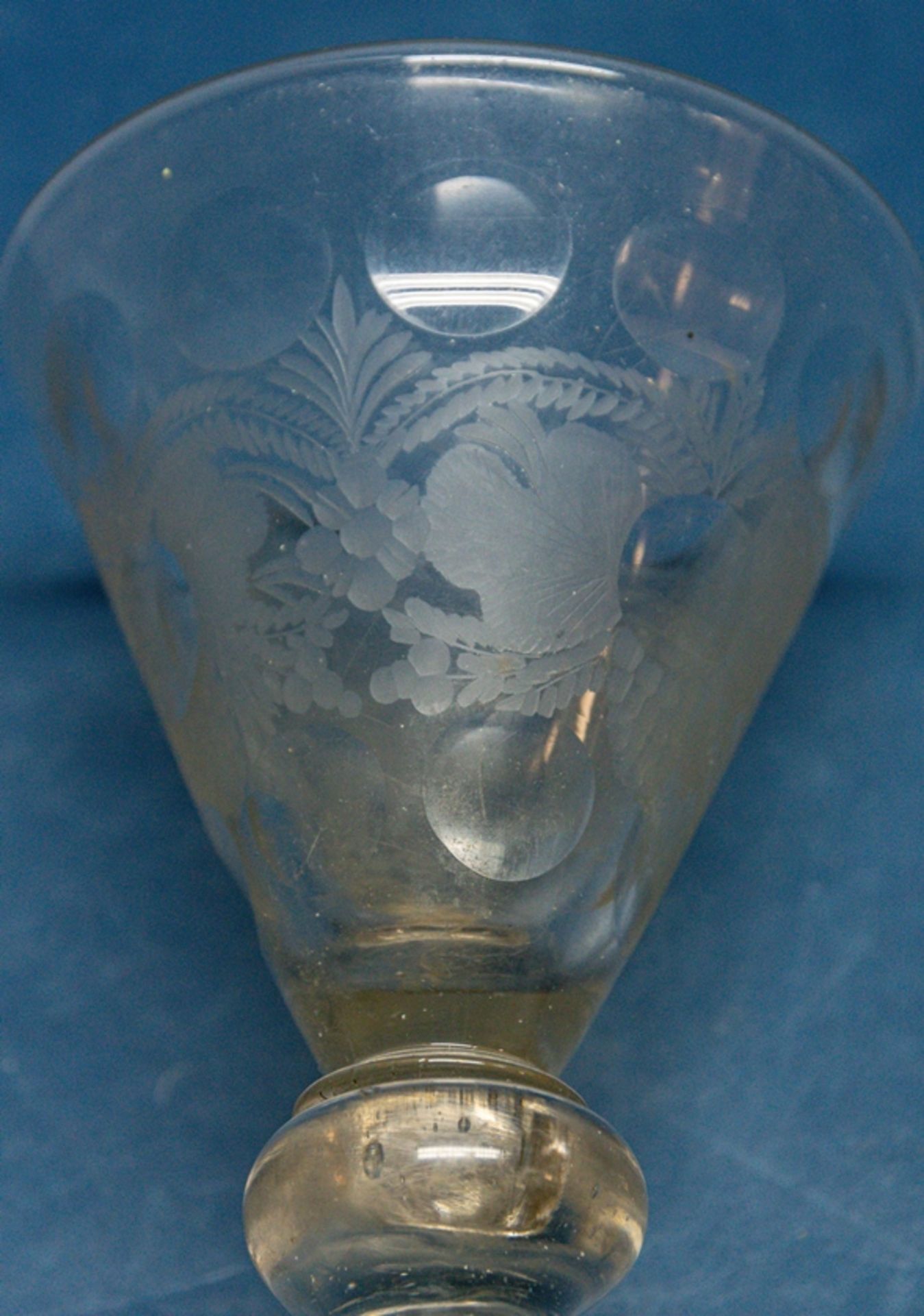 Barocker Glaspokal des 18. Jhds., farbloses Glas, die trichterförmige Kuppa mit - Image 4 of 7