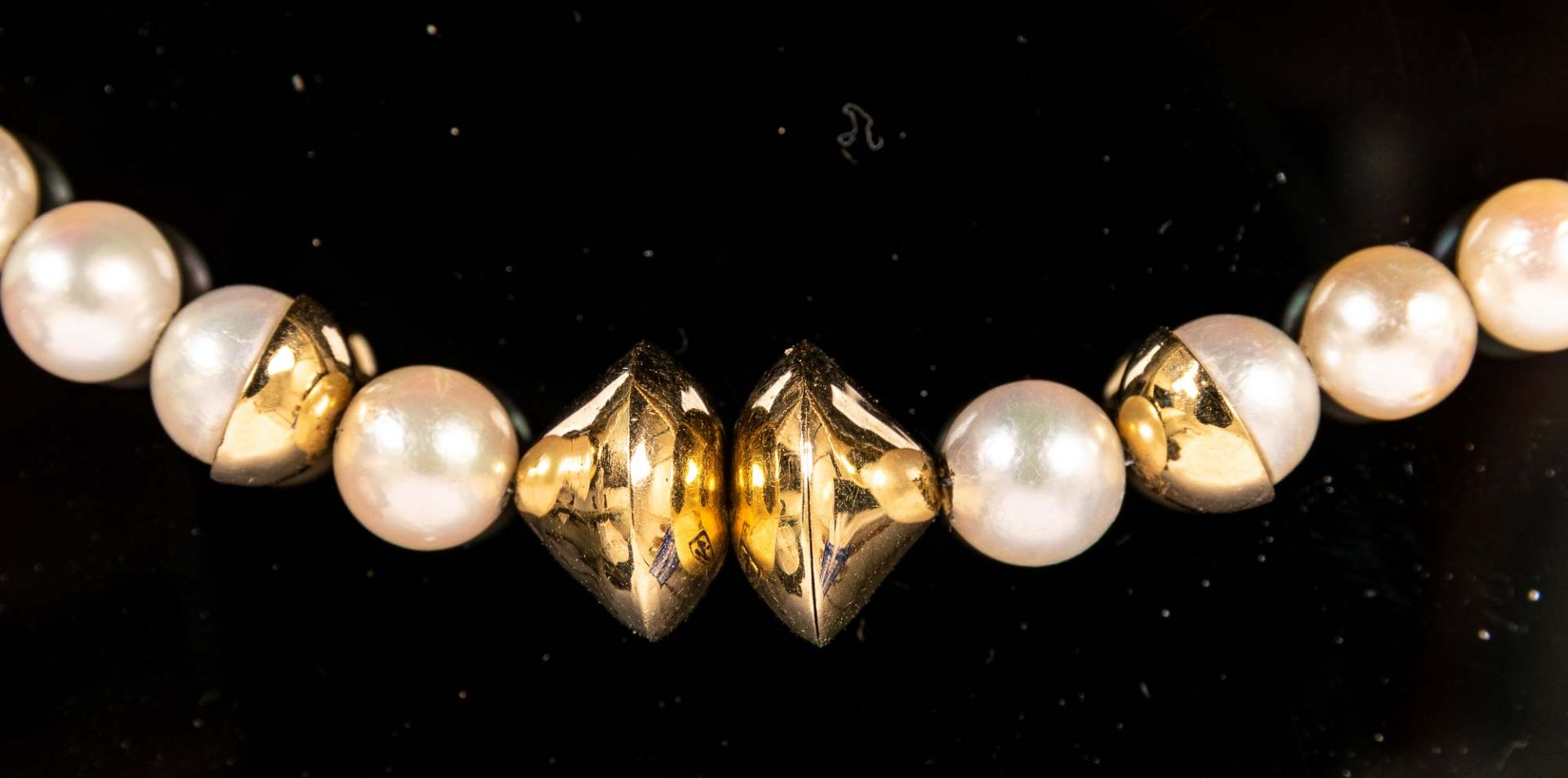 Zeitlos elegante Perlenkette mit extravagantem 750er Gelbgold-Drehverschluss, L - Bild 2 aus 6