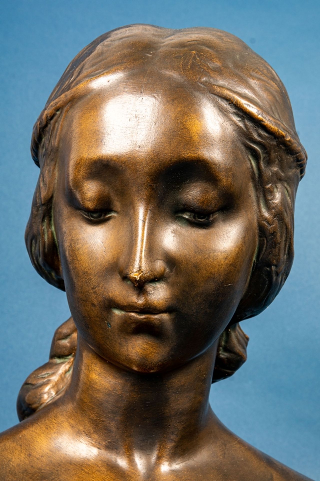 Große Büste einer jungen Frau mit langem, lockigem Haar, bronzierter Stuckgipsg - Image 2 of 12