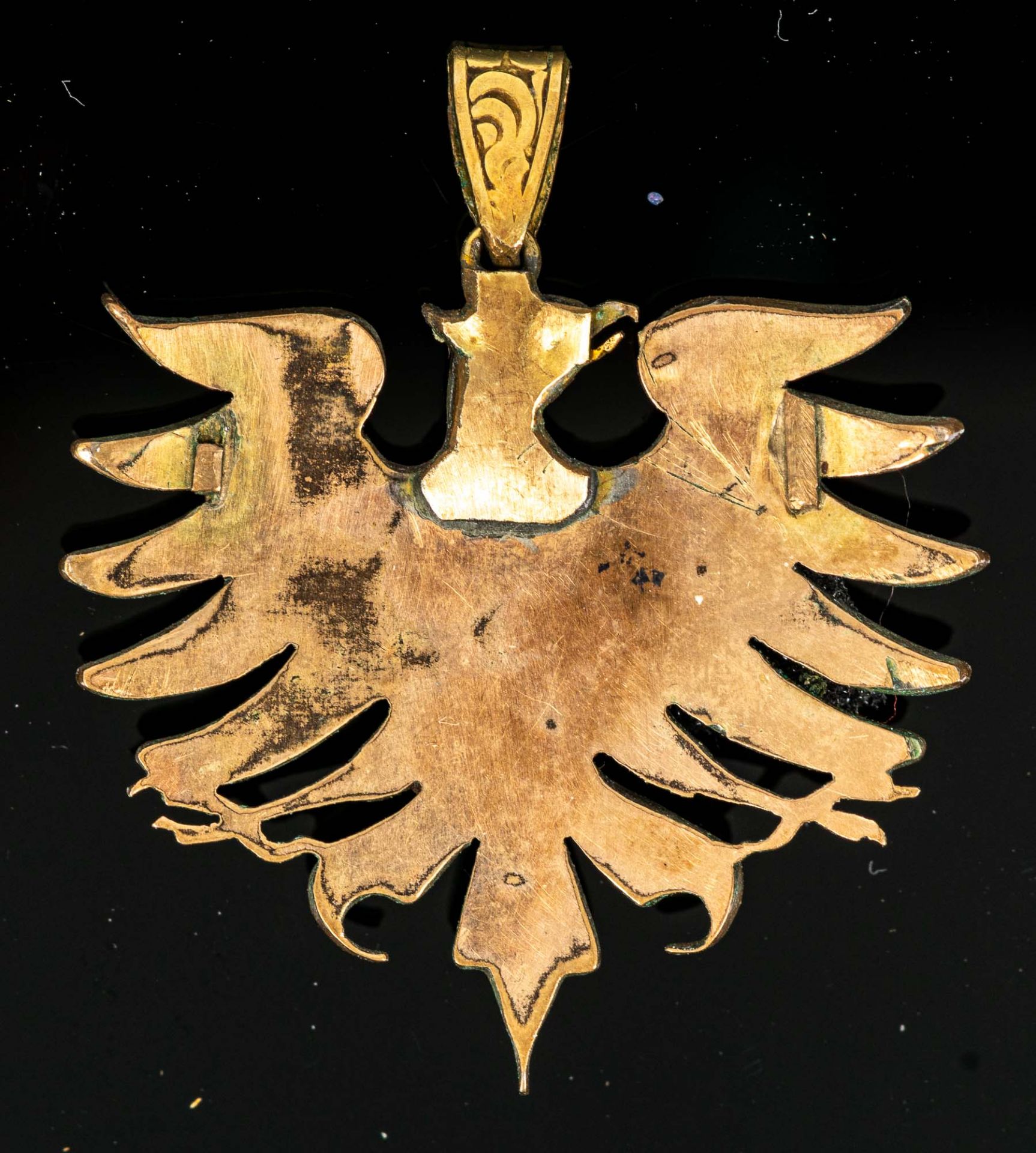 "Adler" - als Kettenanhänger, Tombakfassung mit Granatbesatz, ein kleiner Stein - Bild 2 aus 3