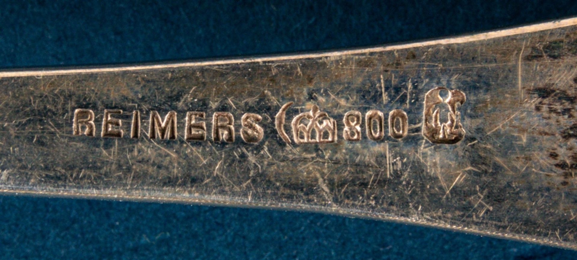 Folge von 6 Suppenlöffeln, 800er Silber mit aufwändig gravierten Griffen, Länge - Image 2 of 6