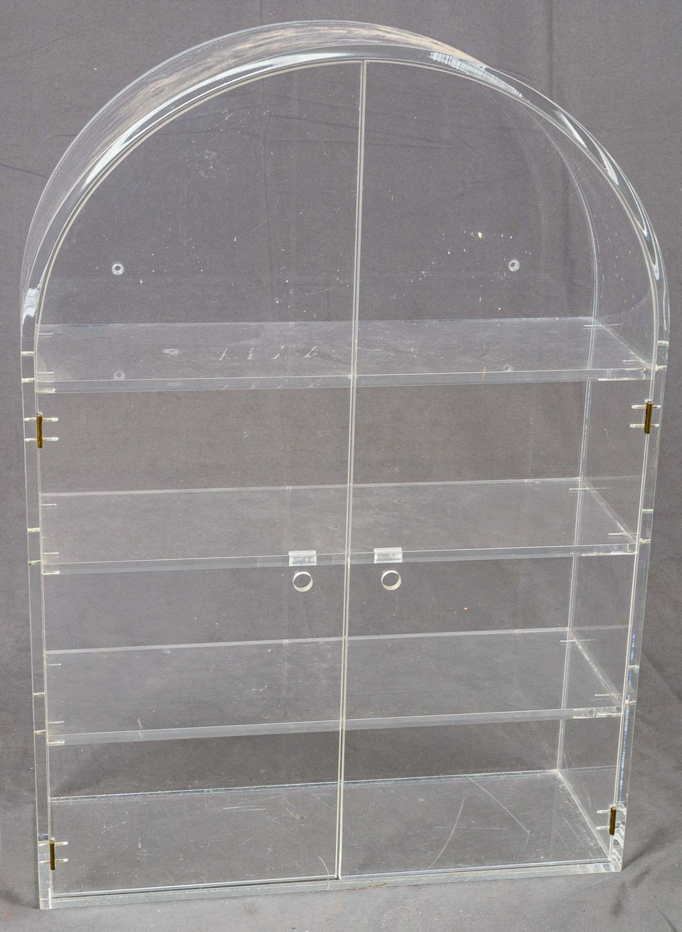 Plexiglas-Wandvitrine, zweitüriger Korpus mit insgesamt 4 Ablageflächen, ca. 70