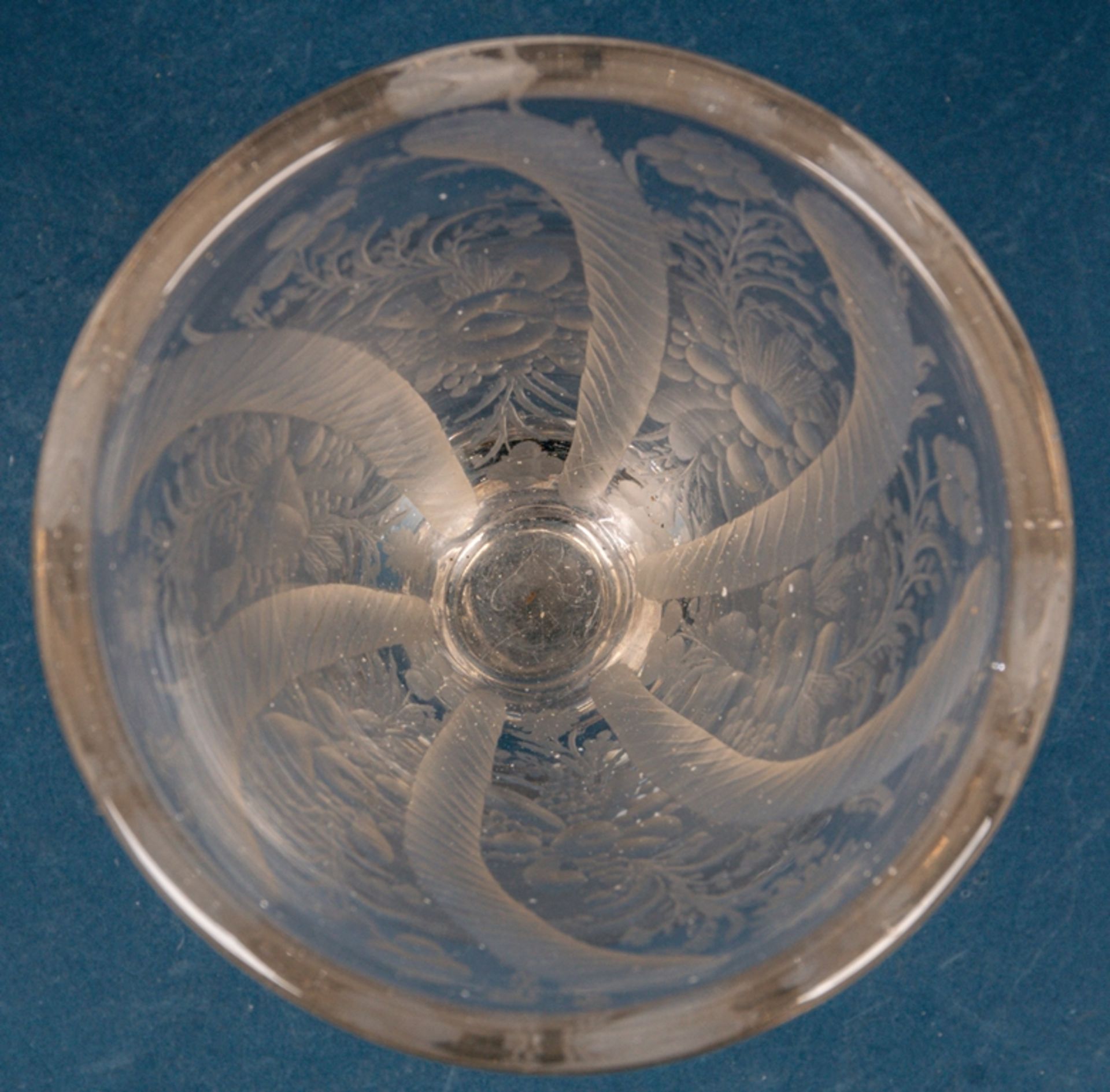 Barocker Glaspokal, 17./18. Jhd., dickwandiges, farbloses Glas mit detailreiche - Image 5 of 6