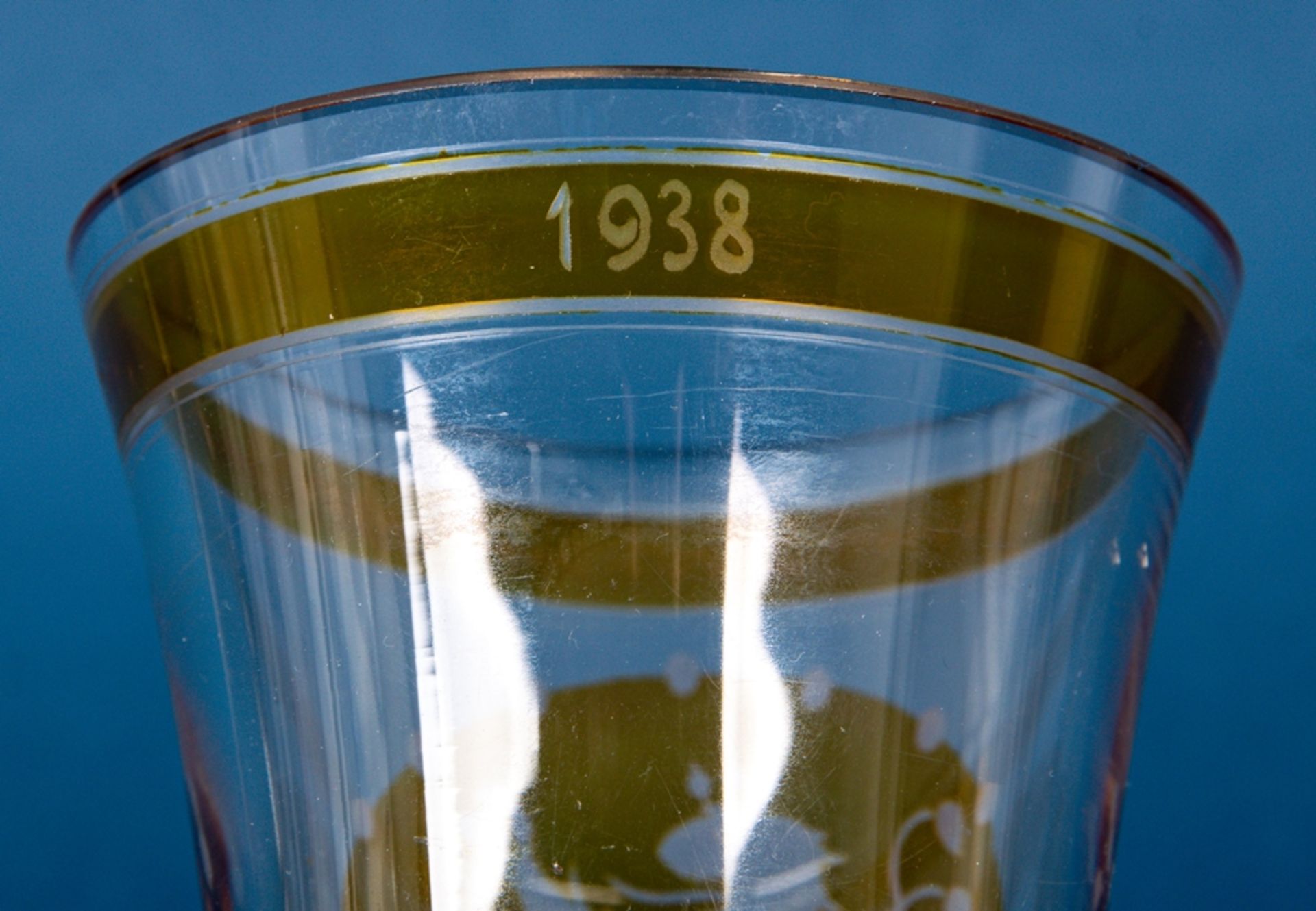 Becherglas, bernsteinfarbig überfangenes farbloses Glas, frontale Reserve mit s - Image 9 of 11