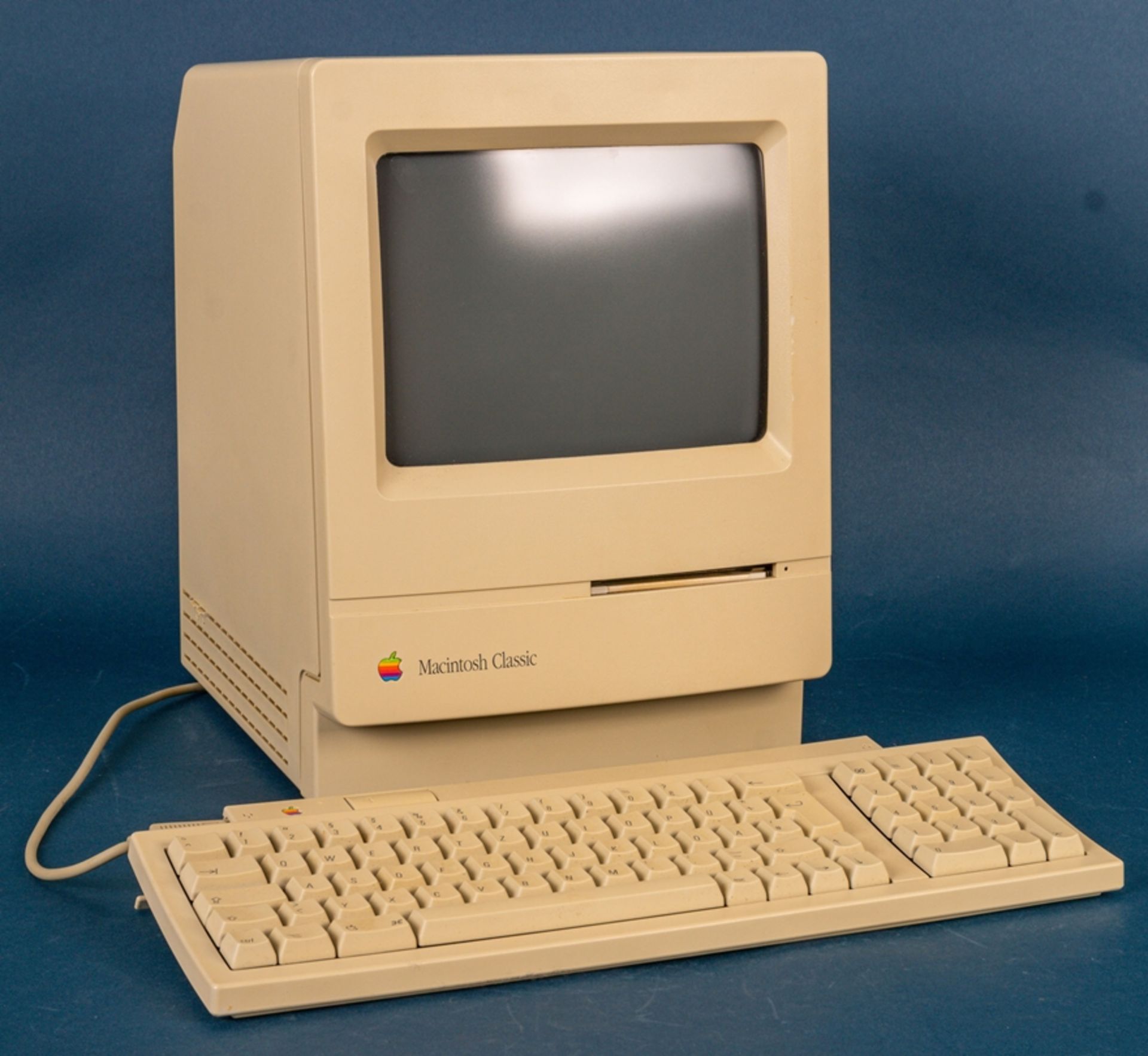 MAC INTOSH CLASSIC der frühen 1990er Jahre mit Tastatur, ungeprüft. Geräteno. C