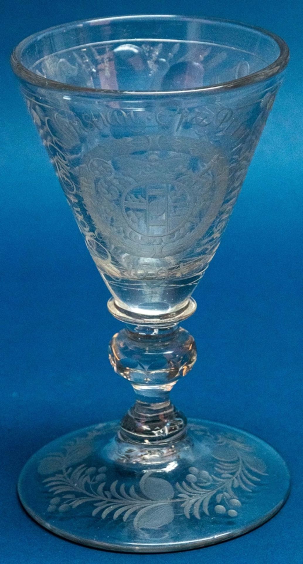 Trichterpokal, graustichiges Glas mit Abriss. Auf leicht hochgezogenem Scheiben - Image 8 of 8