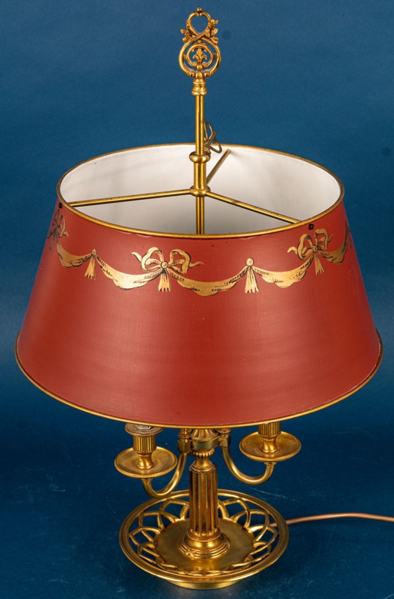 Stilvolle dreiarmige Tischlampe im engl. Stil, rot-gold staffierter Metalllampe - Image 2 of 8