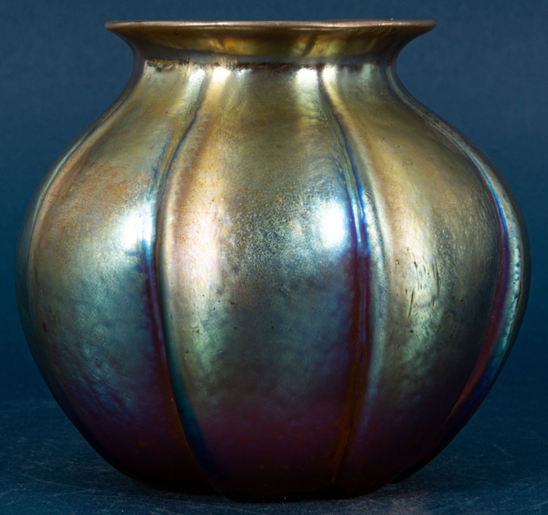 Irisierende Glasvase, WMF ?, Mitte 20. Jhd., Höhe ca. 15 cm, Durchmesser ca. 1 - Image 2 of 7