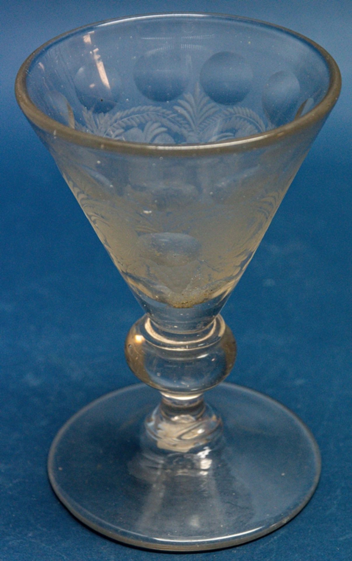 Barocker Glaspokal des 18. Jhds., farbloses Glas, die trichterförmige Kuppa mit