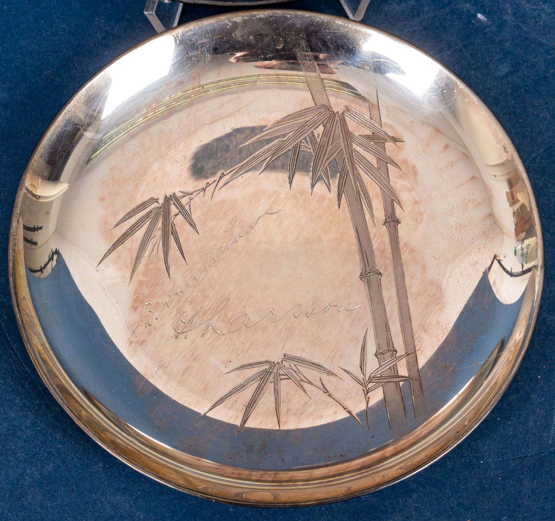 2 flache, runde Teller, 970er Silber, zusammen ca. 297 gr., Durchmesser ca. 15 - Image 4 of 7