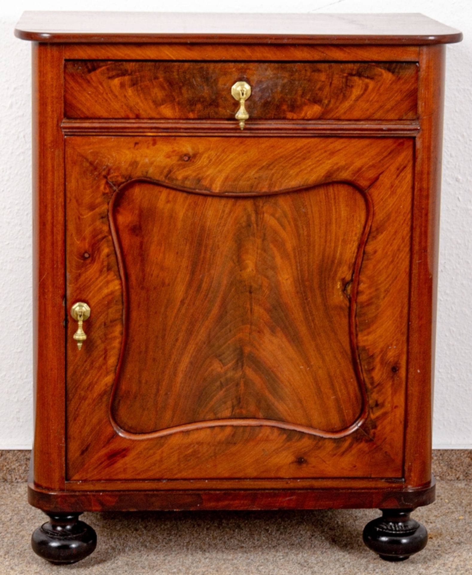 Eleganter Halbschrank/Türenkommode, Historismus letztes Viertel 19. Jhd., Mahag