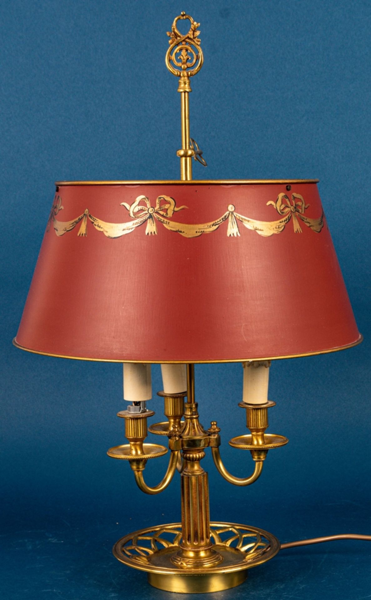 Stilvolle dreiarmige Tischlampe im engl. Stil, rot-gold staffierter Metalllampe