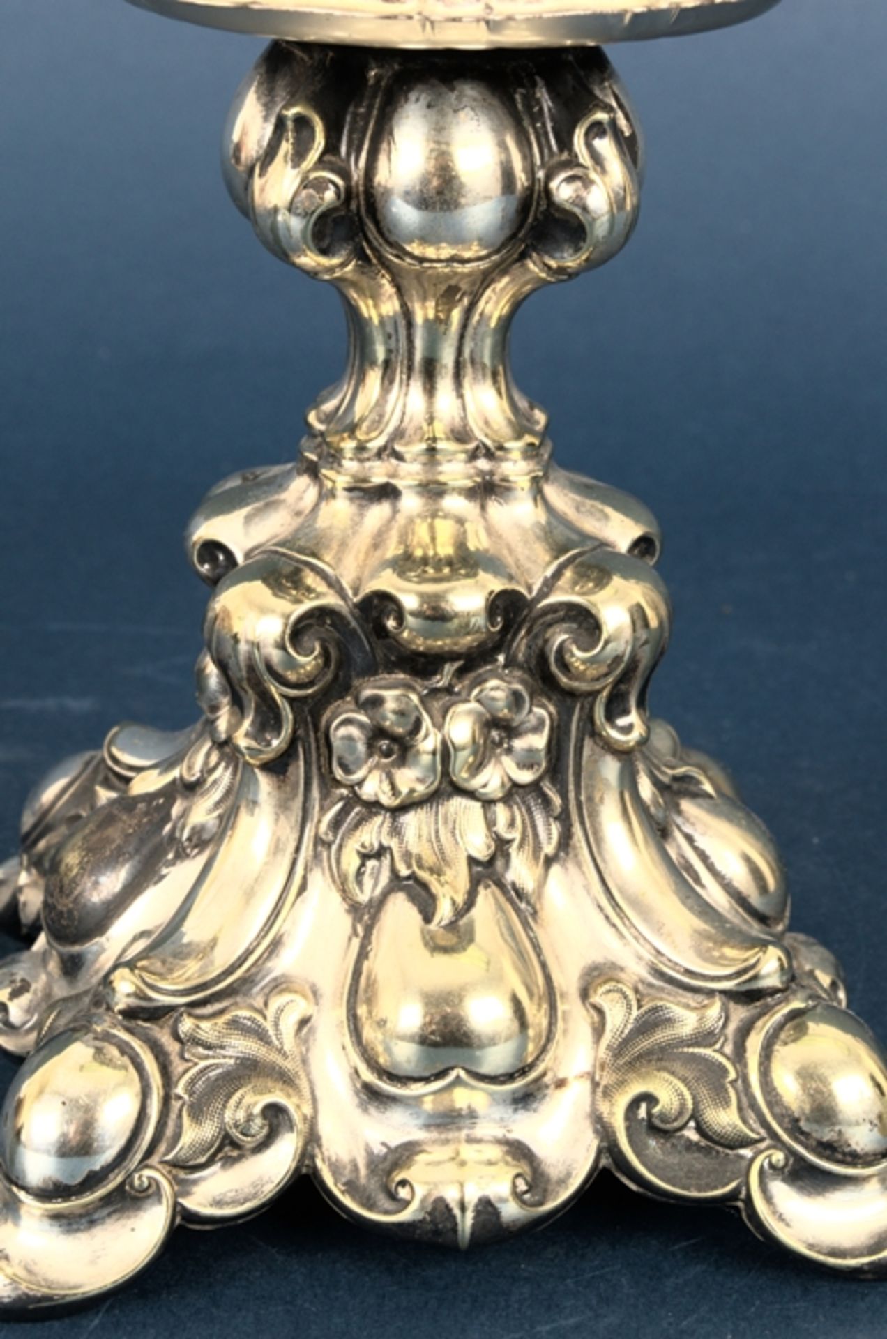 Einflammiger Kerzenleuchter in Barockmanier, versilbertes Metall, Versilberung - Image 3 of 6
