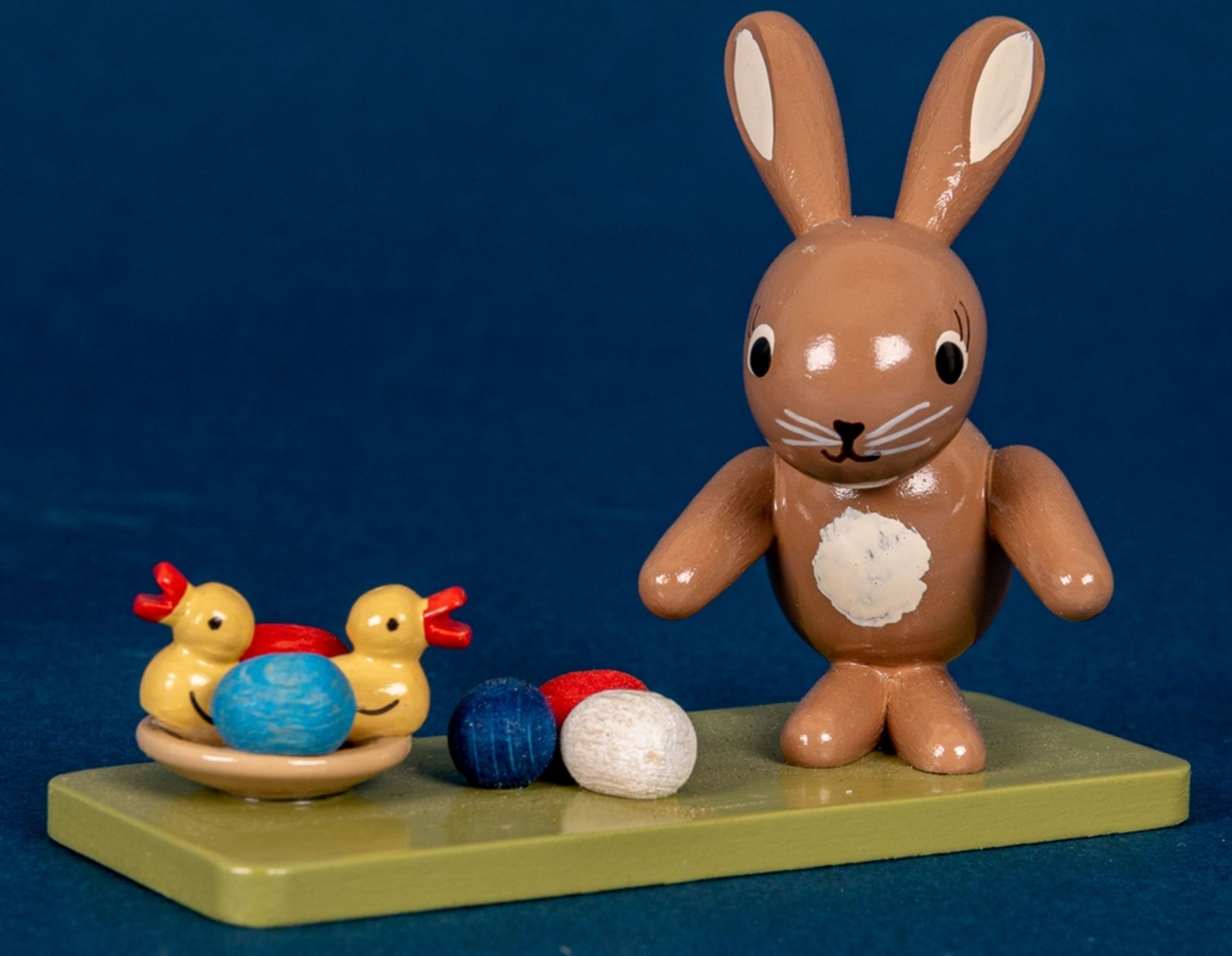 4 verschiedene Hasenfiguren (z. B. Wanderer, Hase mit Entchen) der Firma "KWO" - Image 6 of 7