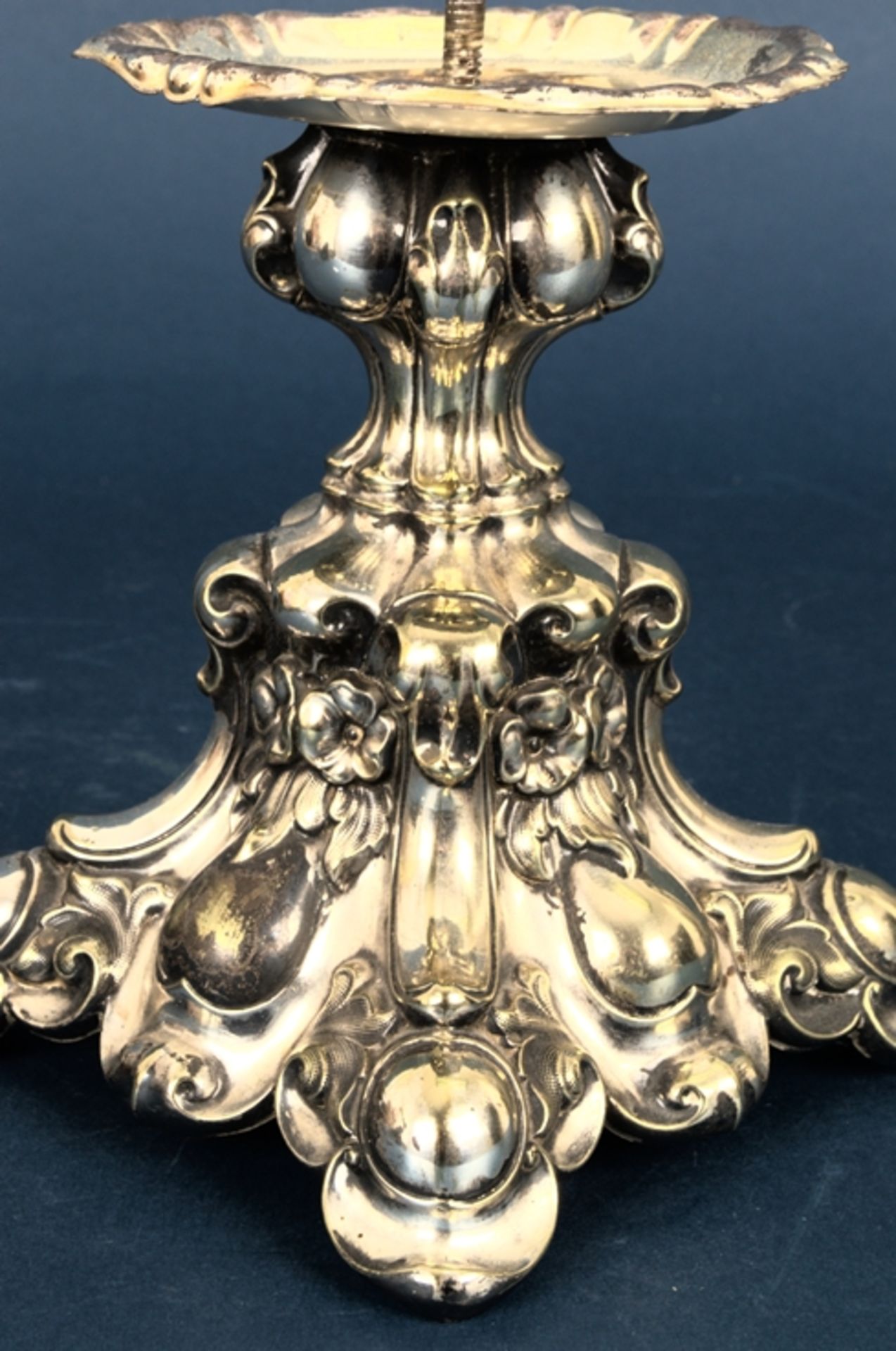 Einflammiger Kerzenleuchter in Barockmanier, versilbertes Metall, Versilberung - Image 4 of 6