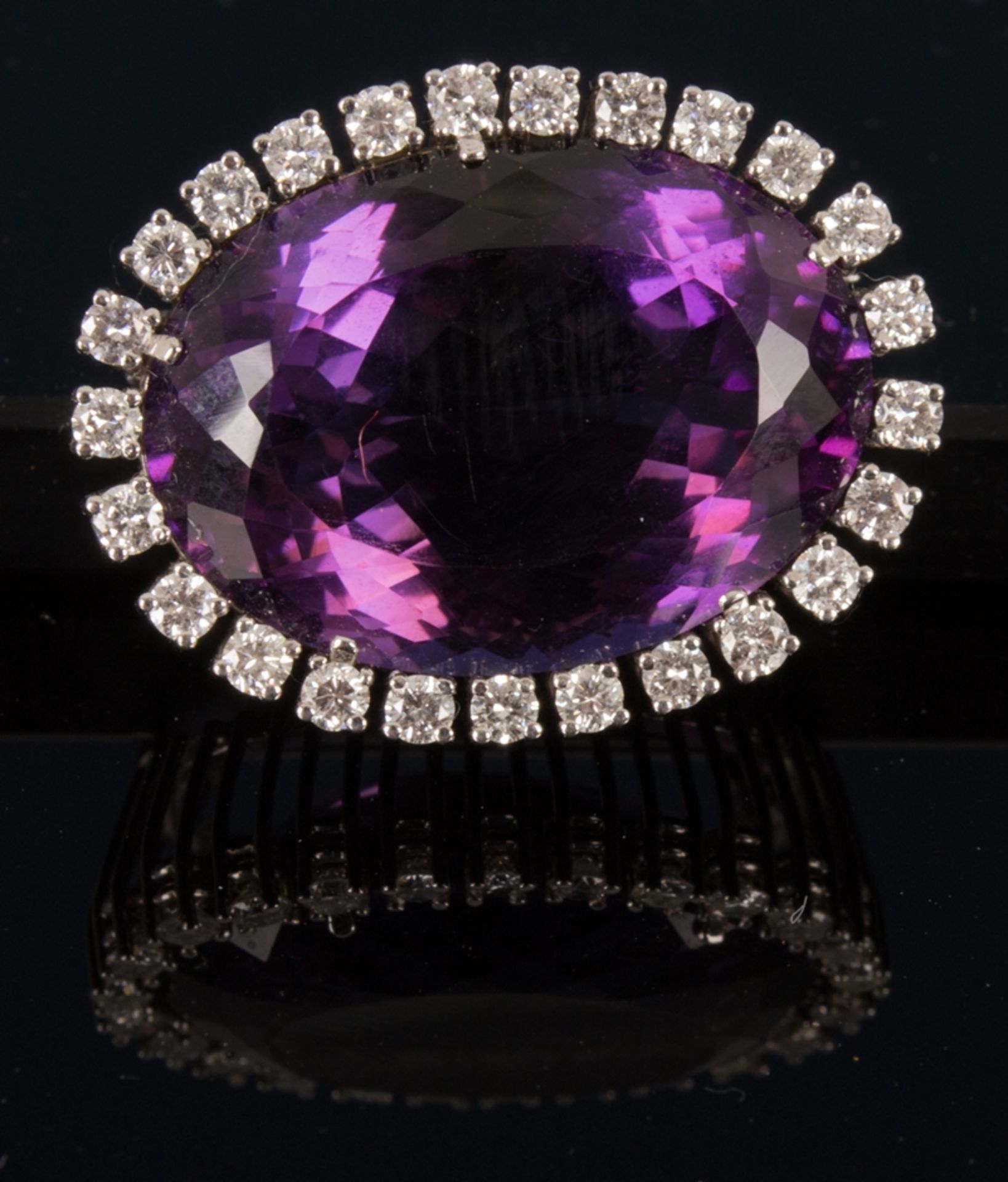 Prachtvoll elegante Weißgoldbrosche besetzt mit großem Amethyst-Cabochon, ca. 2