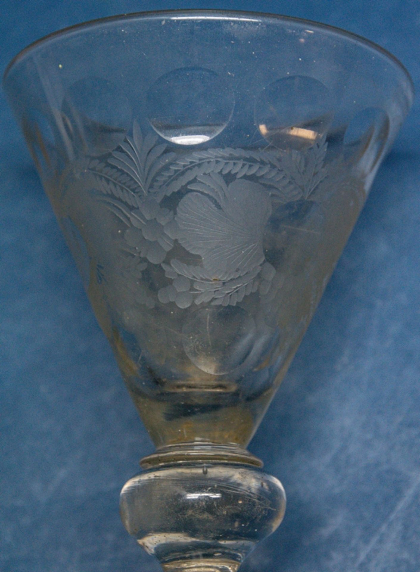 Barocker Glaspokal des 18. Jhds., farbloses Glas, die trichterförmige Kuppa mit - Image 5 of 7