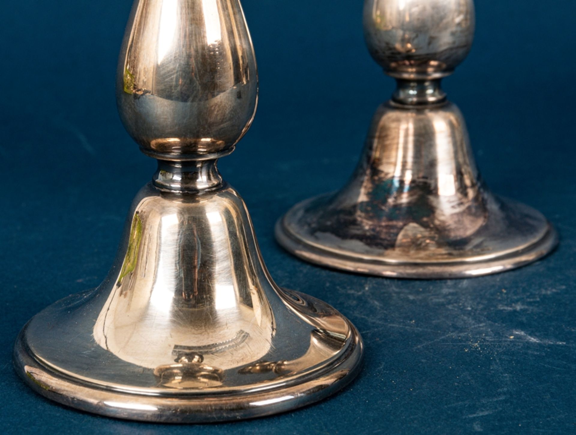 Paar einflammiger Kerzenleuchter, dänisches 830er Silber, Herstellerpunze SVT = - Image 6 of 10