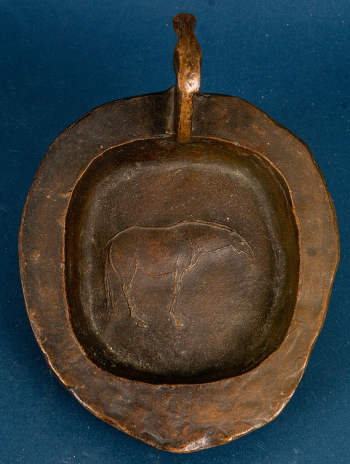 Zwei zeitgenössische Bronze-Objekte in archaischer Formgebung mit "Pferde"-Deko - Image 4 of 11