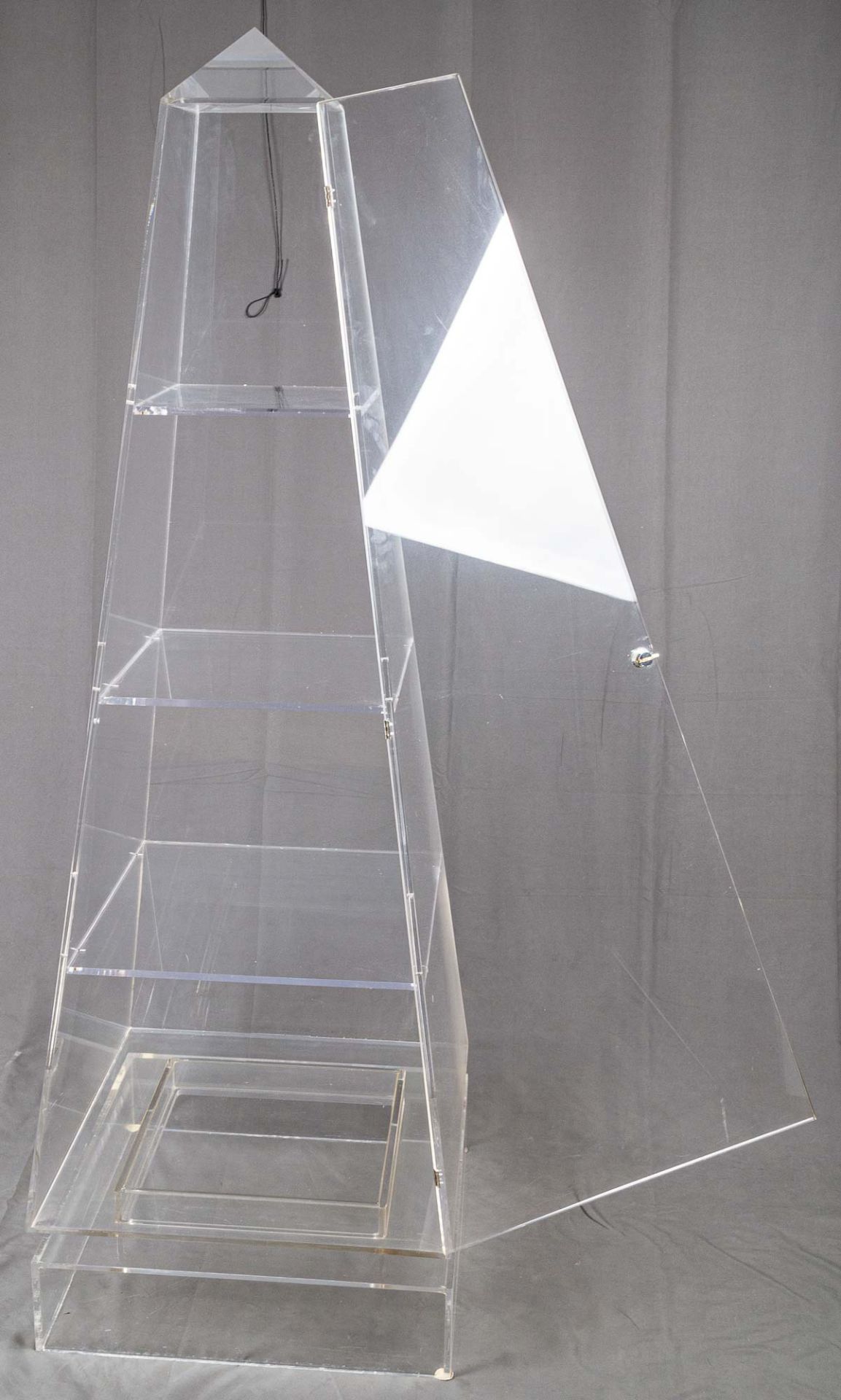 Plexiglas-Pyramide als Sammlungsvitrine/Schauvitrine, geschliffener Prismenabsc - Image 3 of 8