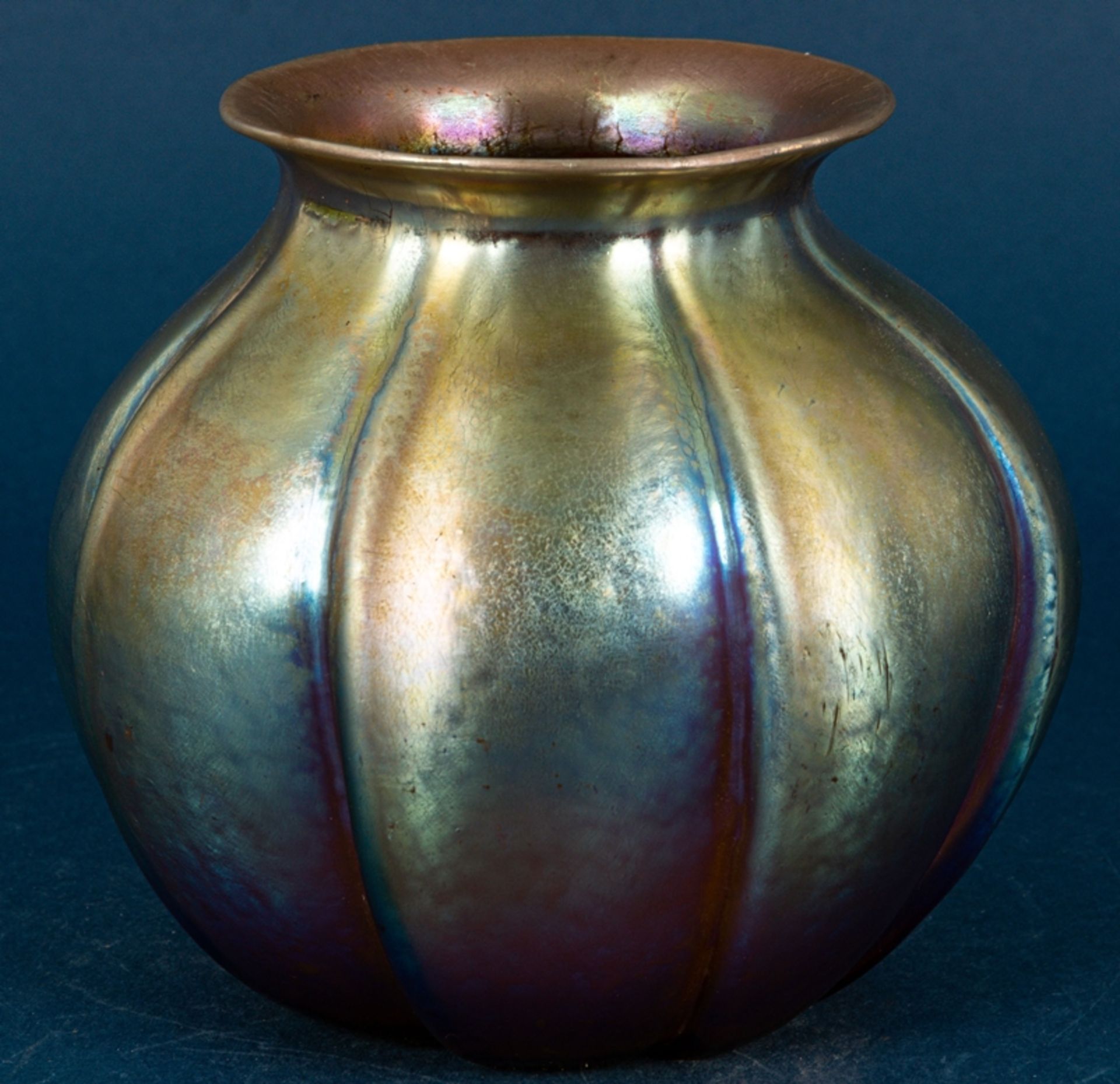 Irisierende Glasvase, WMF ?, Mitte 20. Jhd., Höhe ca. 15 cm, Durchmesser ca. 1