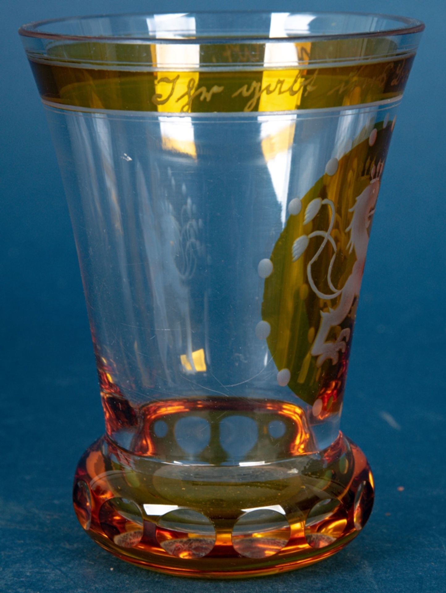 Becherglas, bernsteinfarbig überfangenes farbloses Glas, frontale Reserve mit s - Image 4 of 11