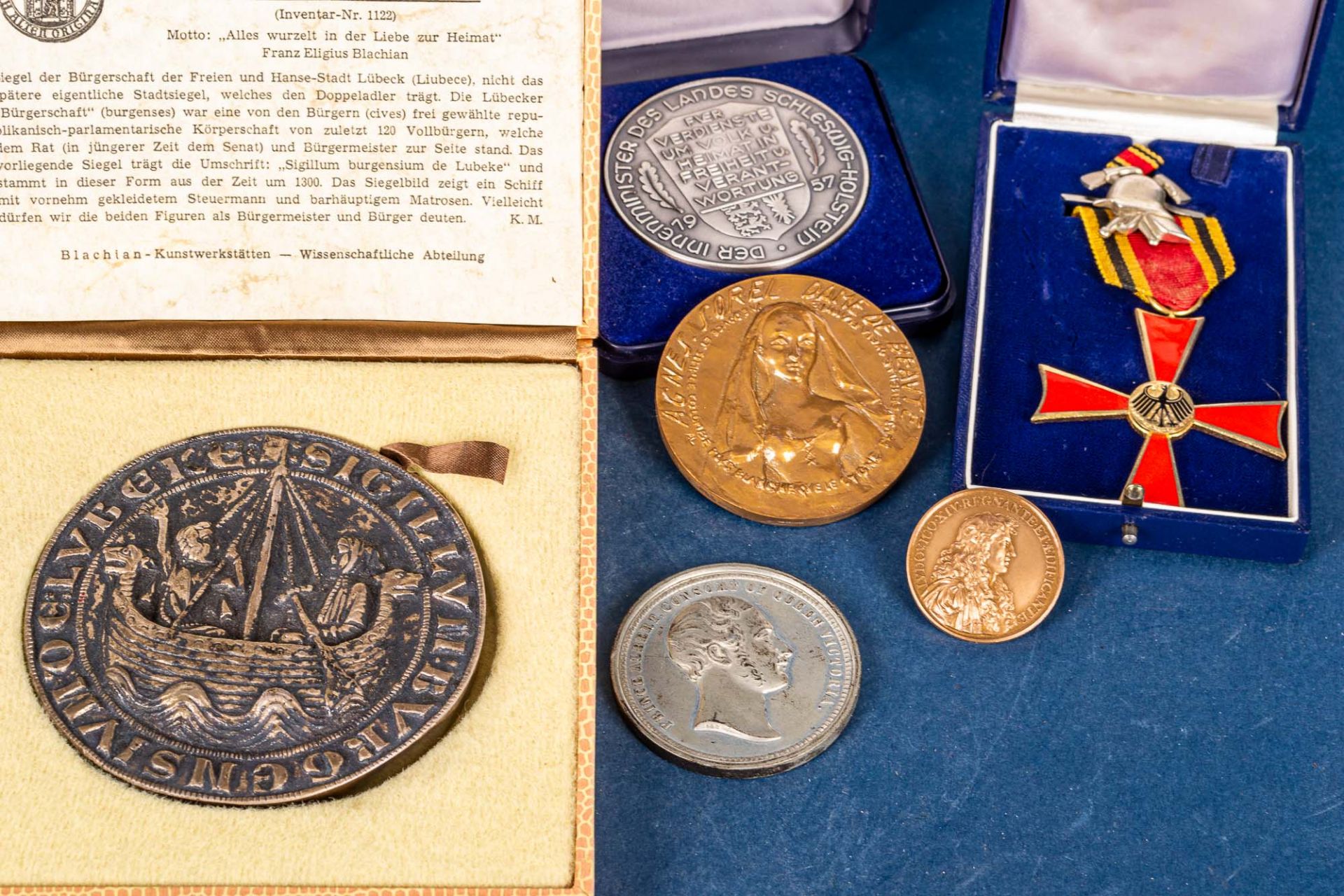 8teiliges Konvolut versch. Münzen, Medaillen und Abzeichen. Versch. Alter, Größ - Image 2 of 4