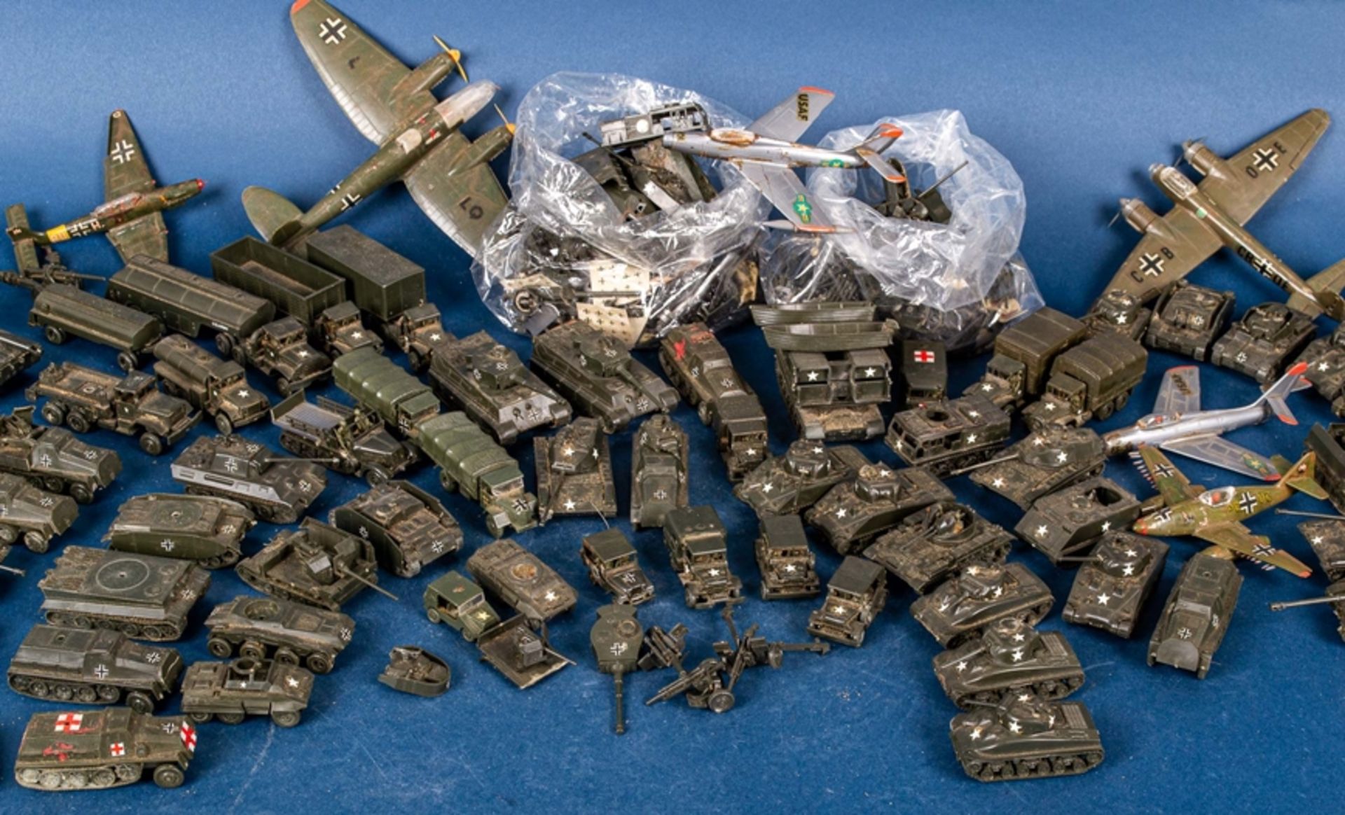 Ca. 90teilige Sammlung militärischer Fahrzeuge und Flugzeuge aus Kunststoff für